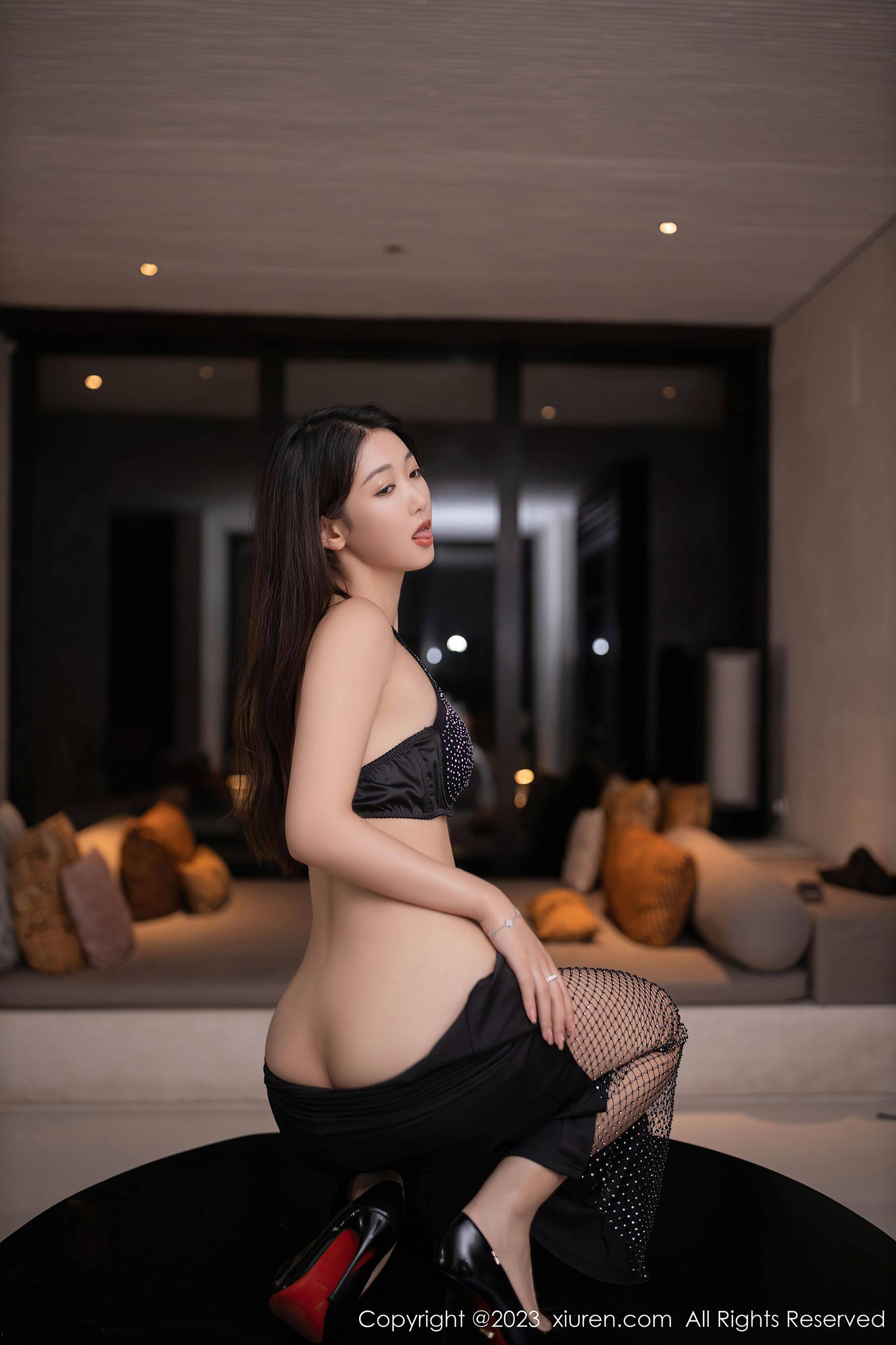 [XiuRen秀人网] No.6944 唐安琪 美腿长裙Xiuren秀人写真高清美女套图写真下载-看套图看套图