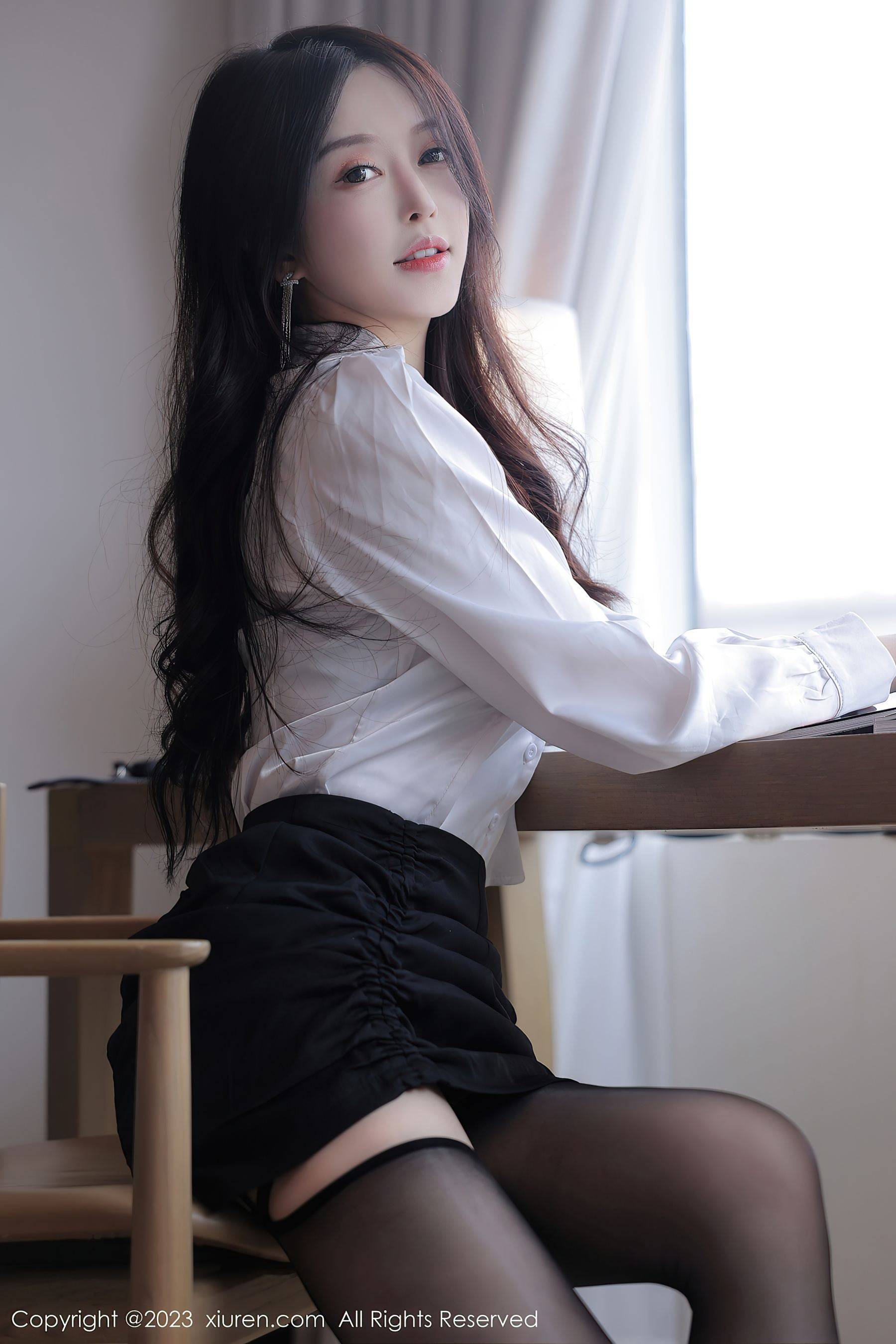 [XiuRen秀人网] No.6824 玉兔miki 黑丝美腿Xiuren秀人写真高清美女套图写真下载-看套图看套图