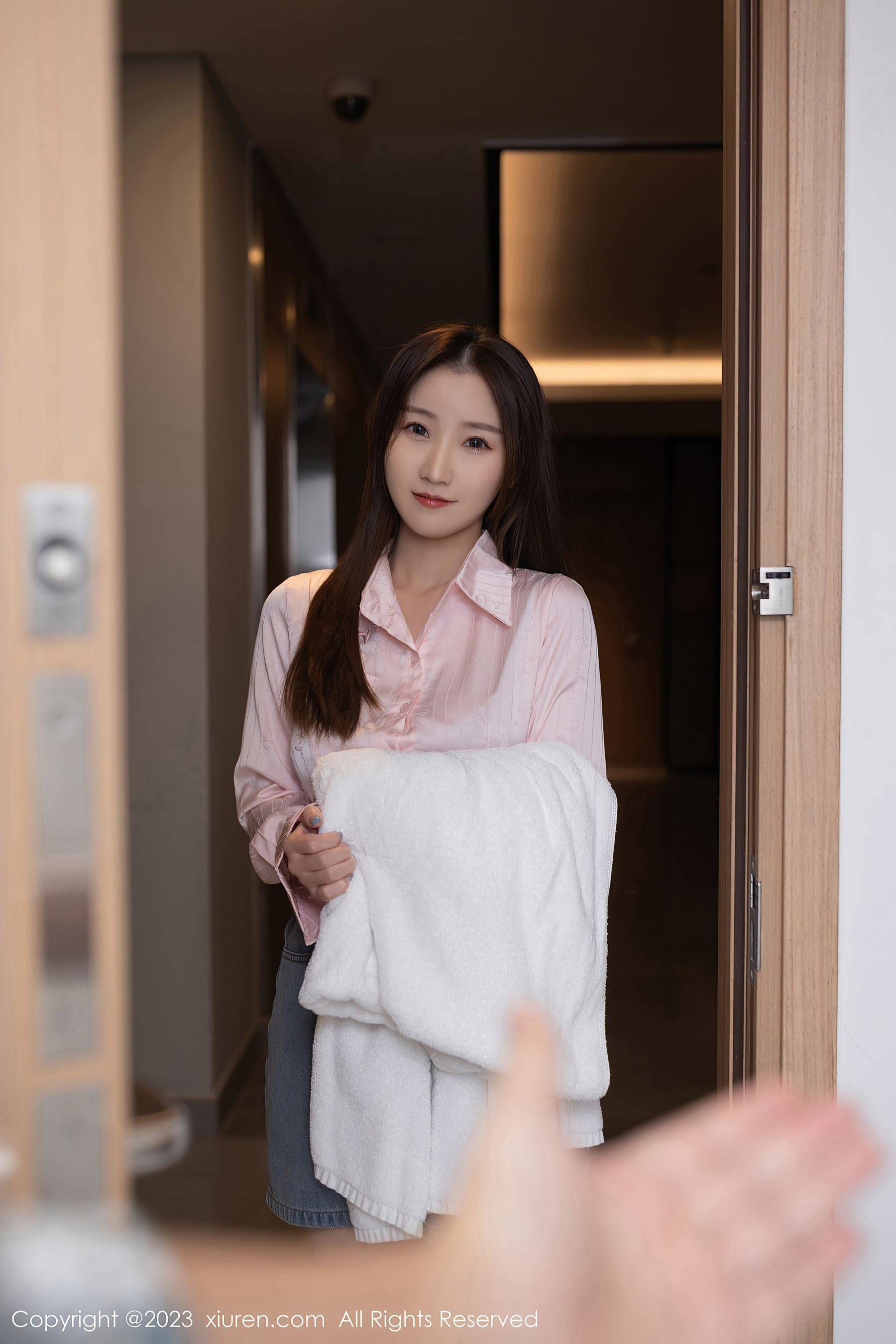 [XiuRen秀人网] No.6832 杏子Yada 短裙美腿Xiuren秀人写真高清美女套图写真下载-看套图看套图