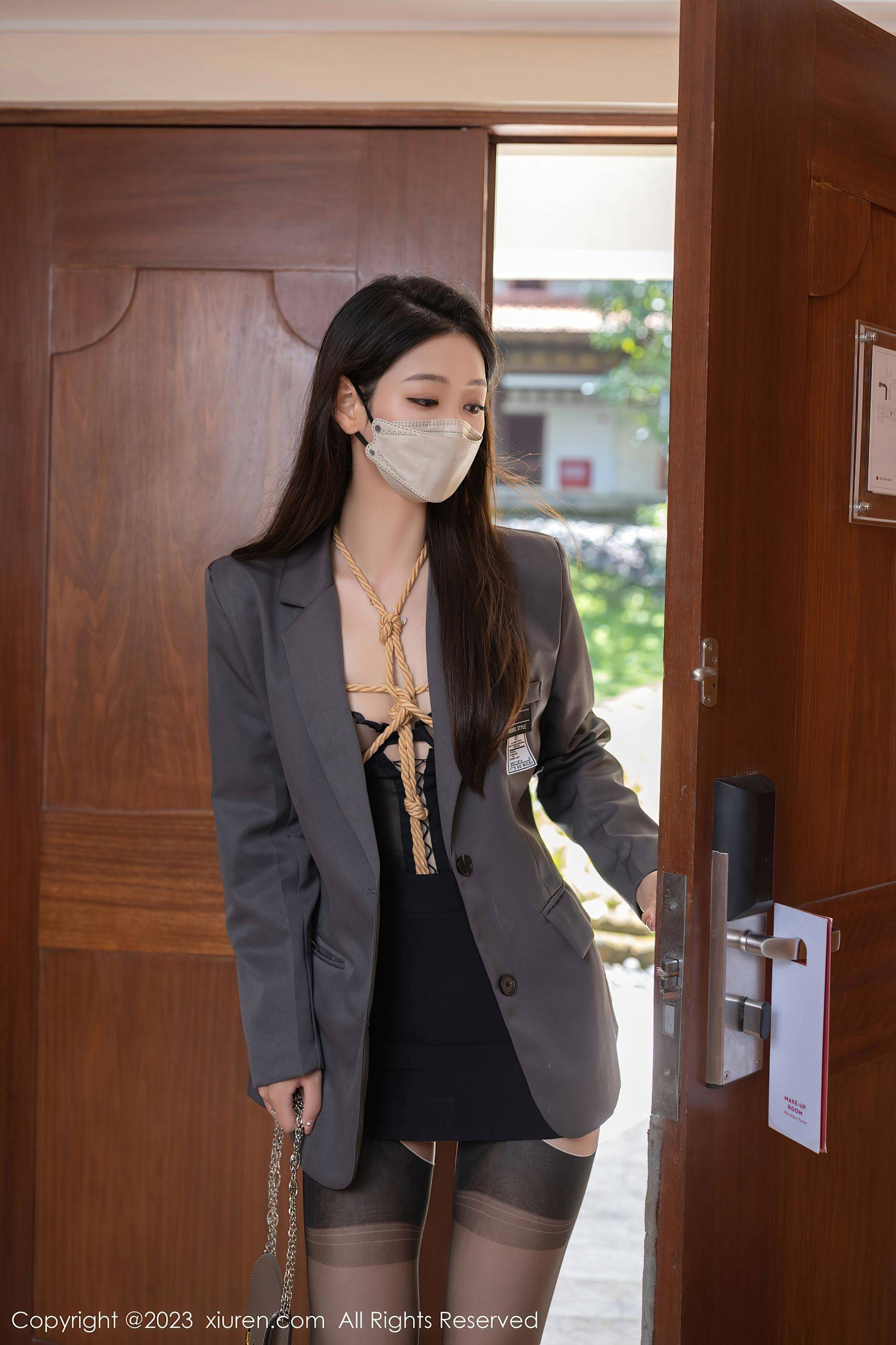 [XiuRen秀人网] No.6821 唐安琪 黑丝美腿Xiuren秀人写真高清美女套图写真下载-看套图看套图