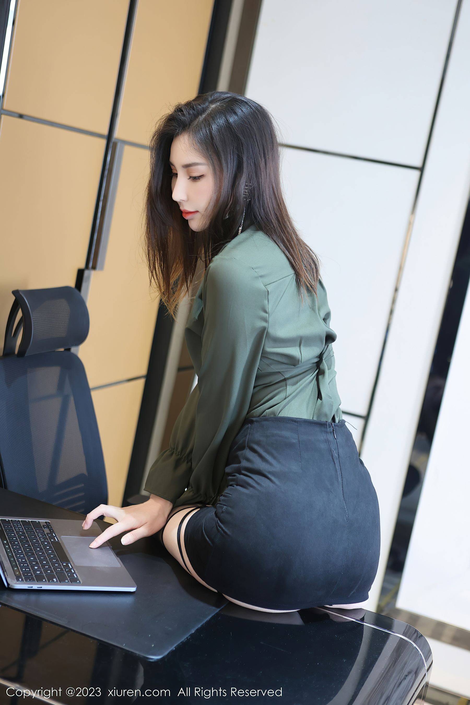 [XiuRen秀人网] No.6844 王曼柔 短裙丝袜Xiuren秀人写真高清美女套图写真下载-看套图看套图