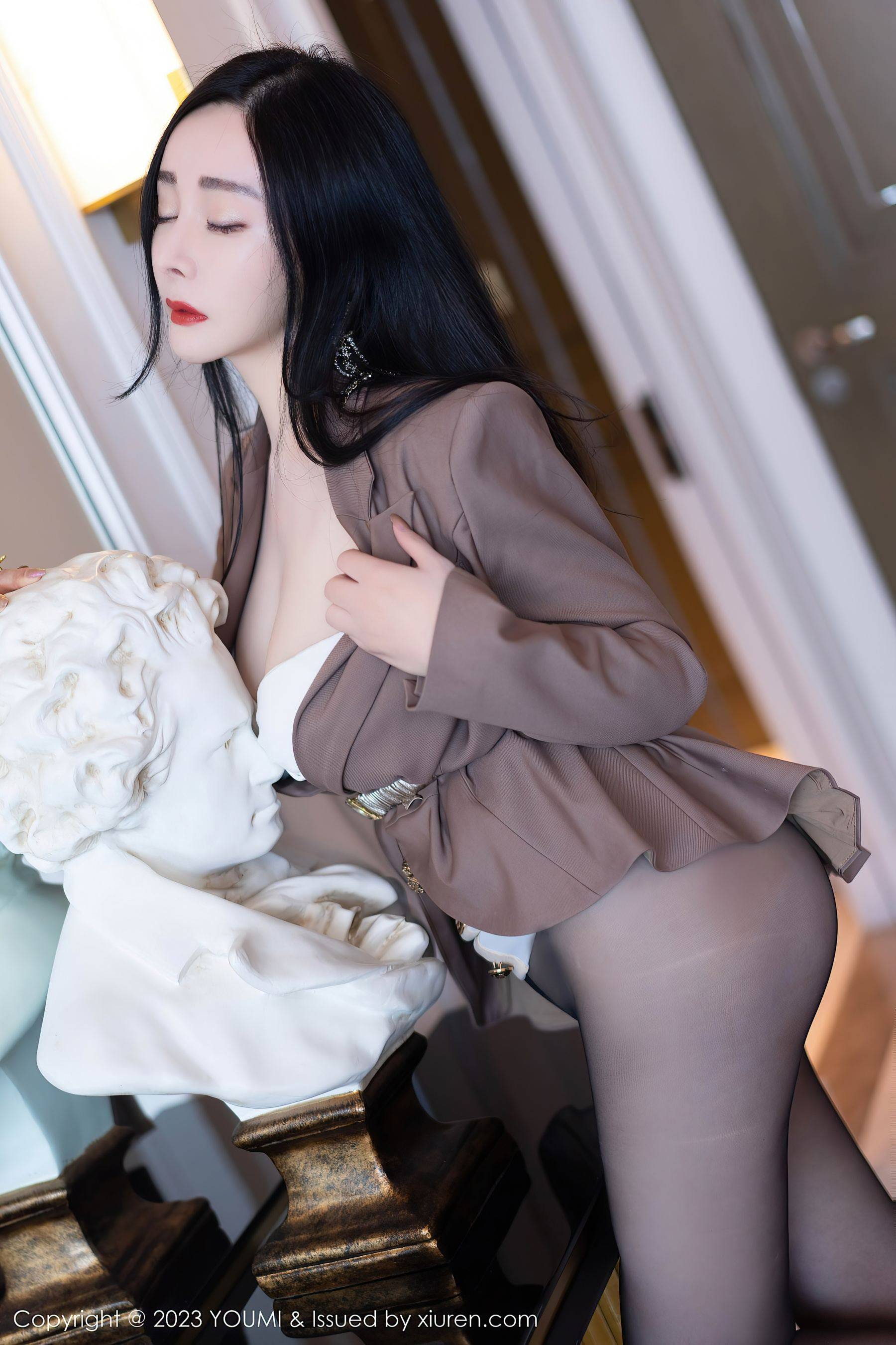 [YOUMI尤蜜荟] VOL.950 允爾 短裙美臀Xiuren秀人写真高清美女套图写真下载-看套图看套图