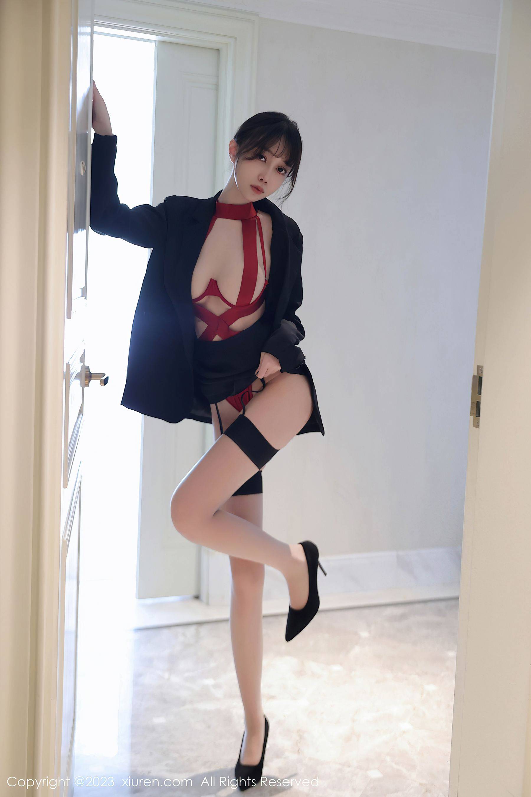 [XiuRen秀人网] No.7102 玥儿玥er 制服美腿Xiuren秀人写真高清美女套图写真下载-看套图看套图