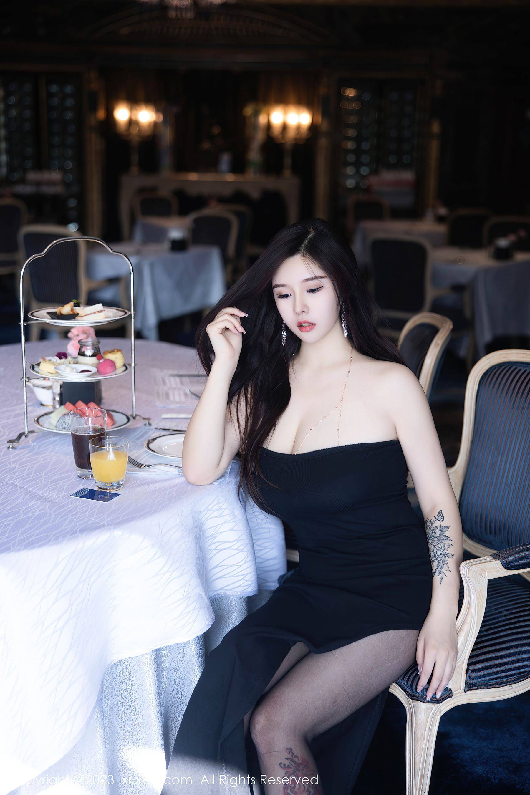 [XiuRen秀人网] No.6973 周思乔Betty 黑丝美臀Xiuren秀人写真高清美女套图写真下载-看套图看套图