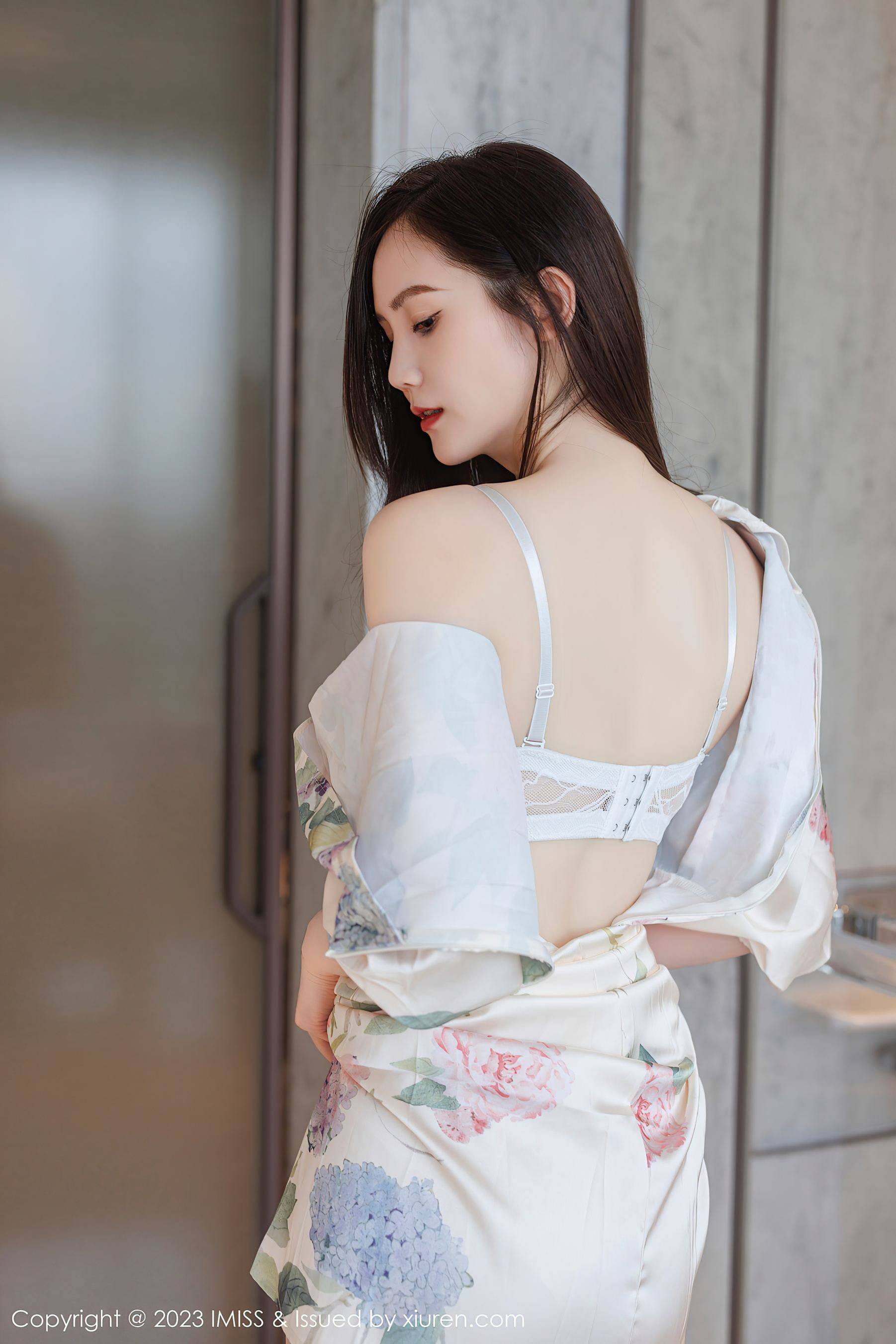 [IMISS爱蜜社] VOL.745 SISY思 长裙美腿Xiuren秀人写真高清美女套图写真下载-看套图看套图