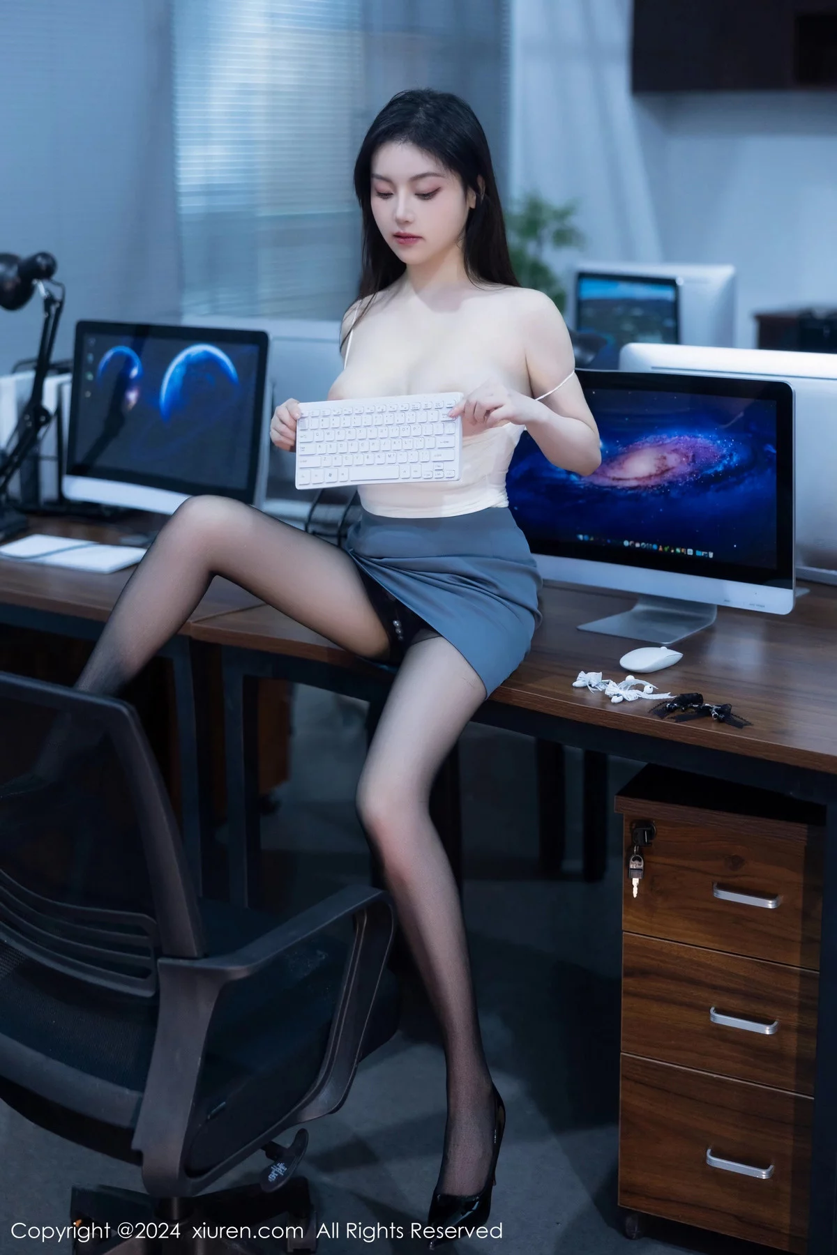 [XiuRen秀人网]No.7923_模特合集公司场景豆瓣酱性感OL装扮配超薄黑丝完美诱惑写真104PXiuren秀人写真高清美女套图写真下载-看套图看套图