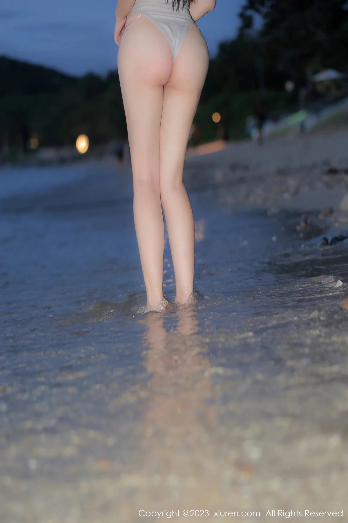 [XiuRen秀人网]No.7866_模特小薯条nienie沙滩场所性感浅灰色连体衣秀曼妙身姿诱惑写真72PXiuren秀人写真高清美女套图写真下载-看套图看套图