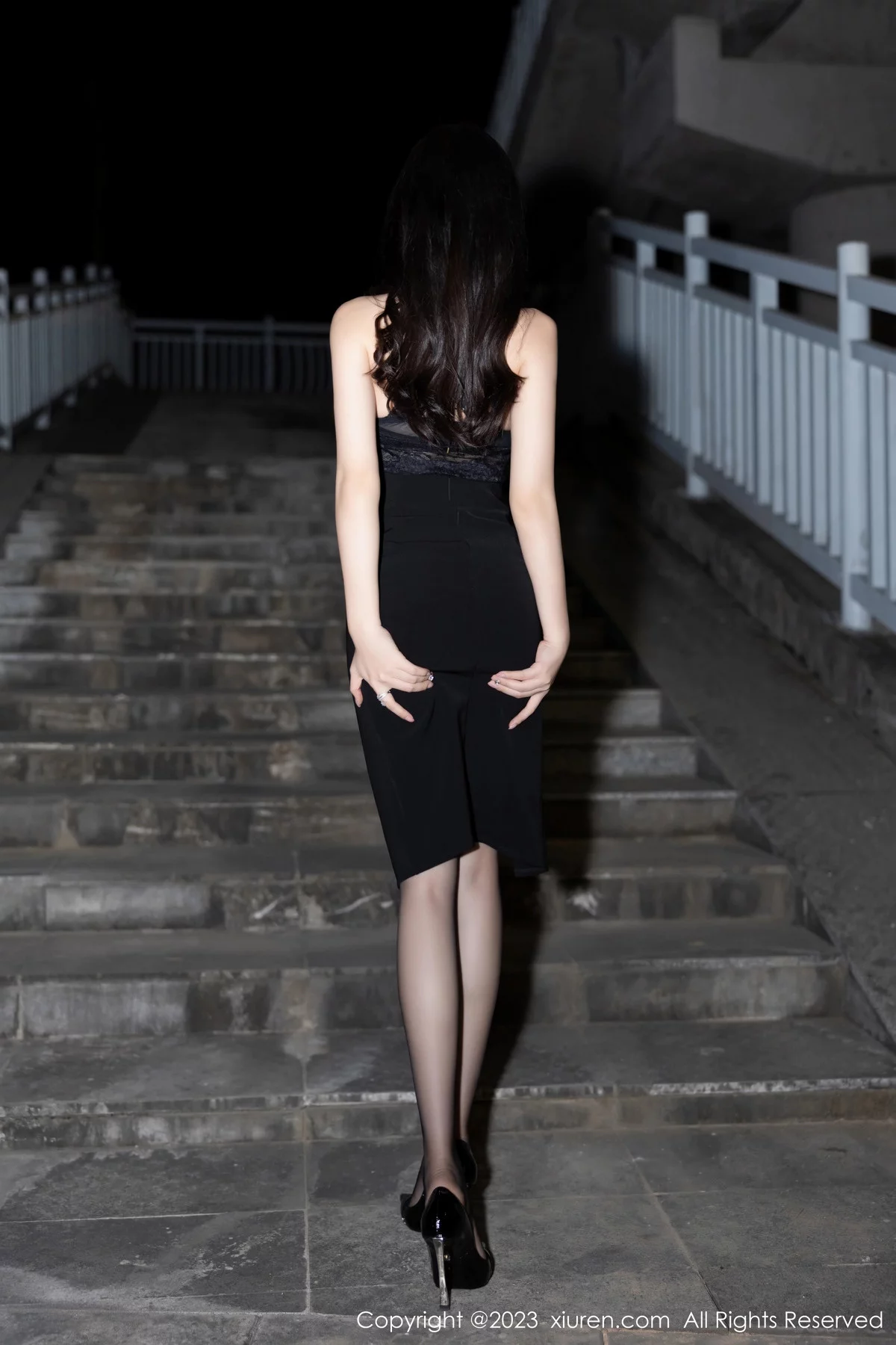 [XiuRen秀人网]No.7820_女神徐莉芝Booty性感黑色礼裙露黑色内衣配超薄黑丝魅惑写真84PXiuren秀人写真高清美女套图写真下载-看套图看套图