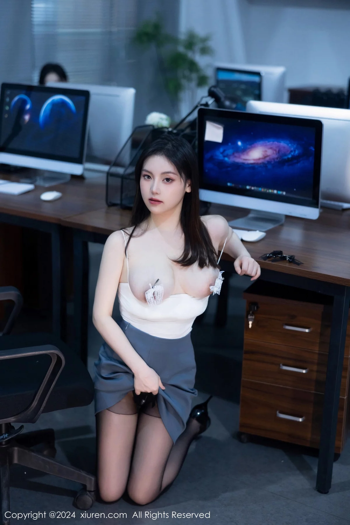 [XiuRen秀人网]No.7923_模特合集公司场景豆瓣酱性感OL装扮配超薄黑丝完美诱惑写真104PXiuren秀人写真高清美女套图写真下载-看套图看套图