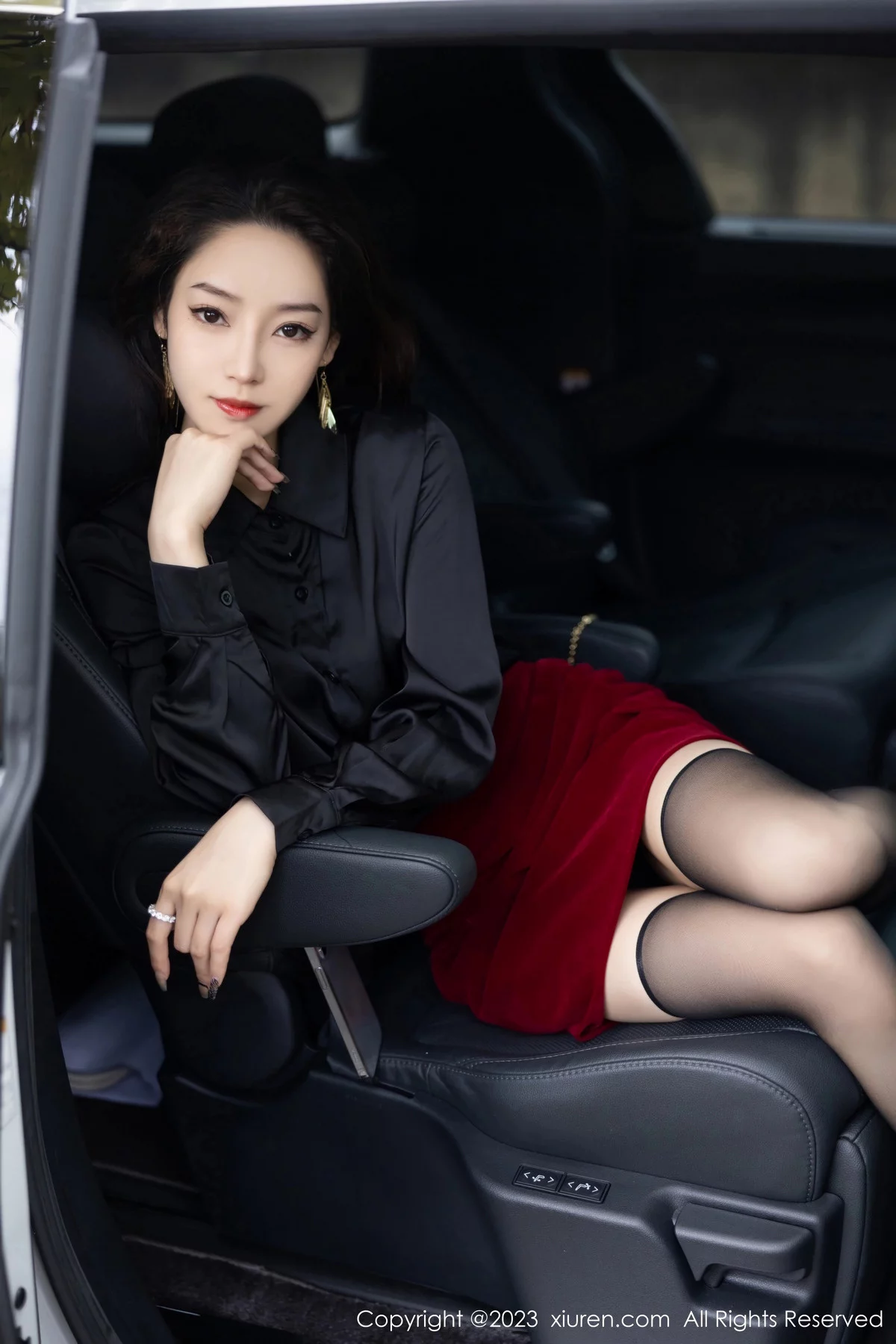 [XiuRen秀人网]No.7867_模特苏曼兮黑色上衣露性感黑色内衣配黑丝吊袜秀翘臀诱惑写真83PXiuren秀人写真高清美女套图写真下载-看套图看套图