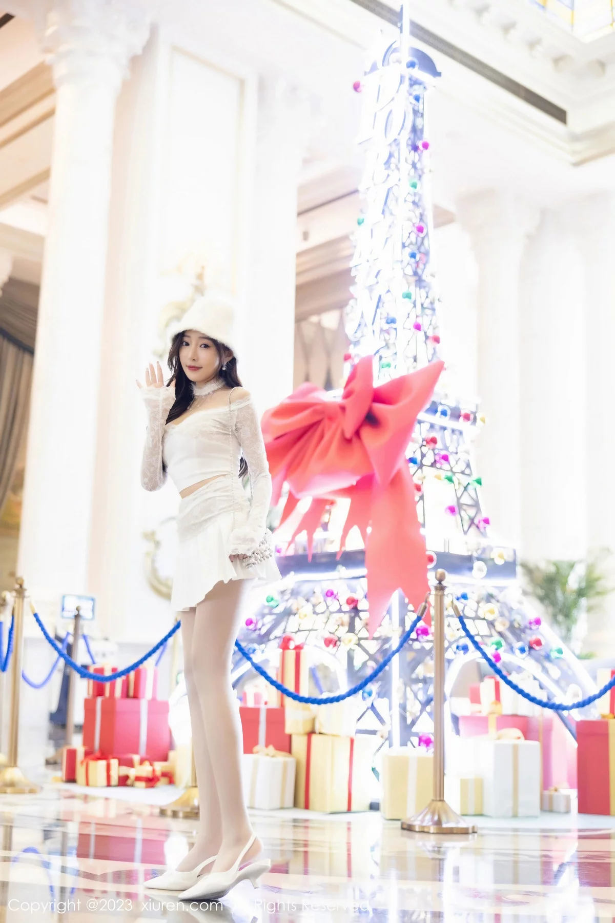 [XiuRen秀人网]No.7863_女神王馨瑶yanni红色圣诞服饰+白色短裙套装秀完美身材诱惑写真91PXiuren秀人写真高清美女套图写真下载-看套图看套图