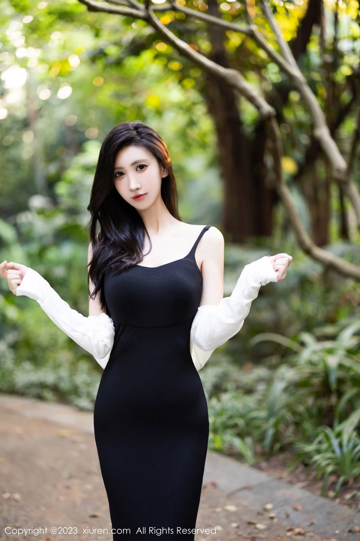 [XiuRen秀人网]No.7830_模特章芃芃户外场景性感黑色吊带长裙配魅惑黑丝秀美腿诱惑写真80PXiuren秀人写真高清美女套图写真下载-看套图看套图