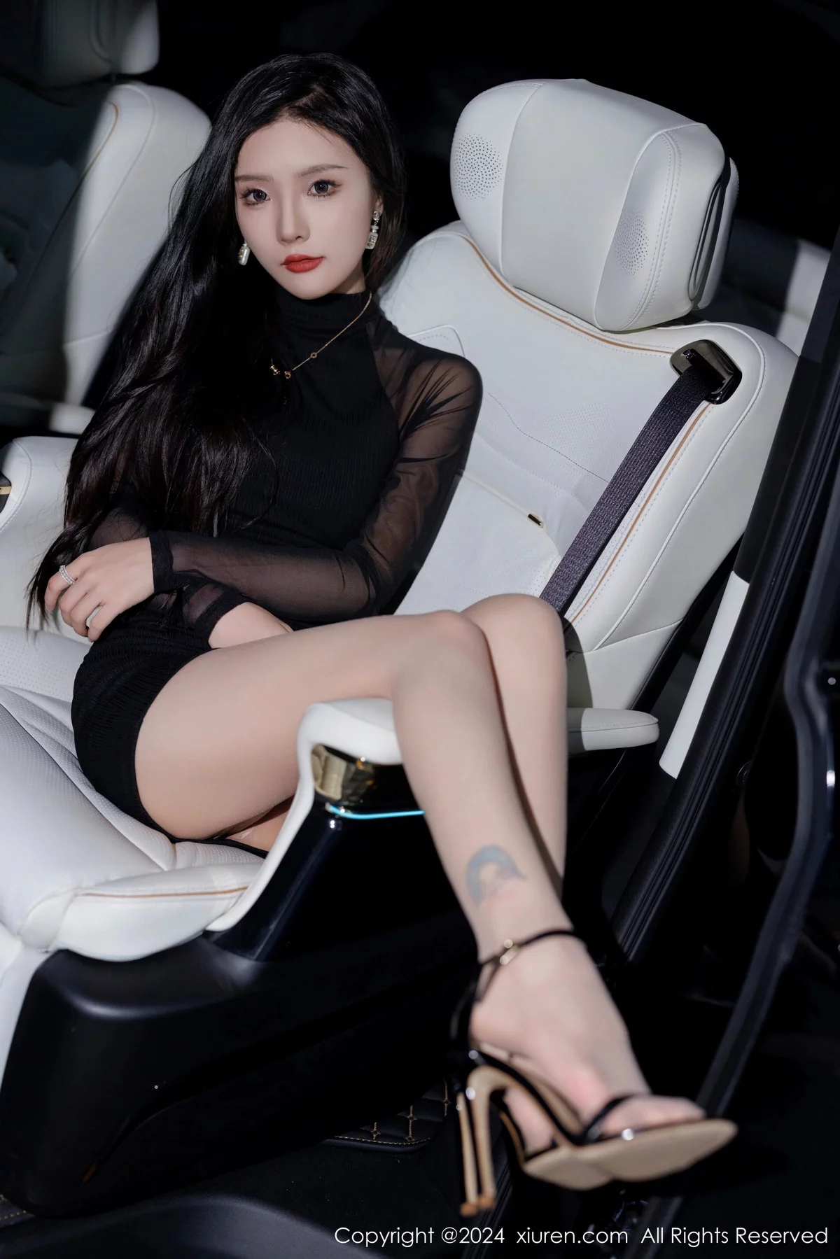 [XiuRen秀人网]No.7942_模特七七kiko性感黑色连衣短裙露暖色内衣配原色丝袜迷人写真50PXiuren秀人写真高清美女套图写真下载-看套图看套图