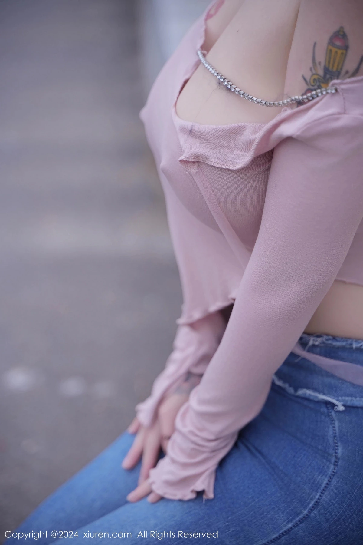 [XiuRen秀人网]No.8076_模特美七Mia户外性感粉色上衣配牛仔裤秀丰腴有致身材诱惑写真82PXiuren秀人写真高清美女套图写真下载-看套图看套图