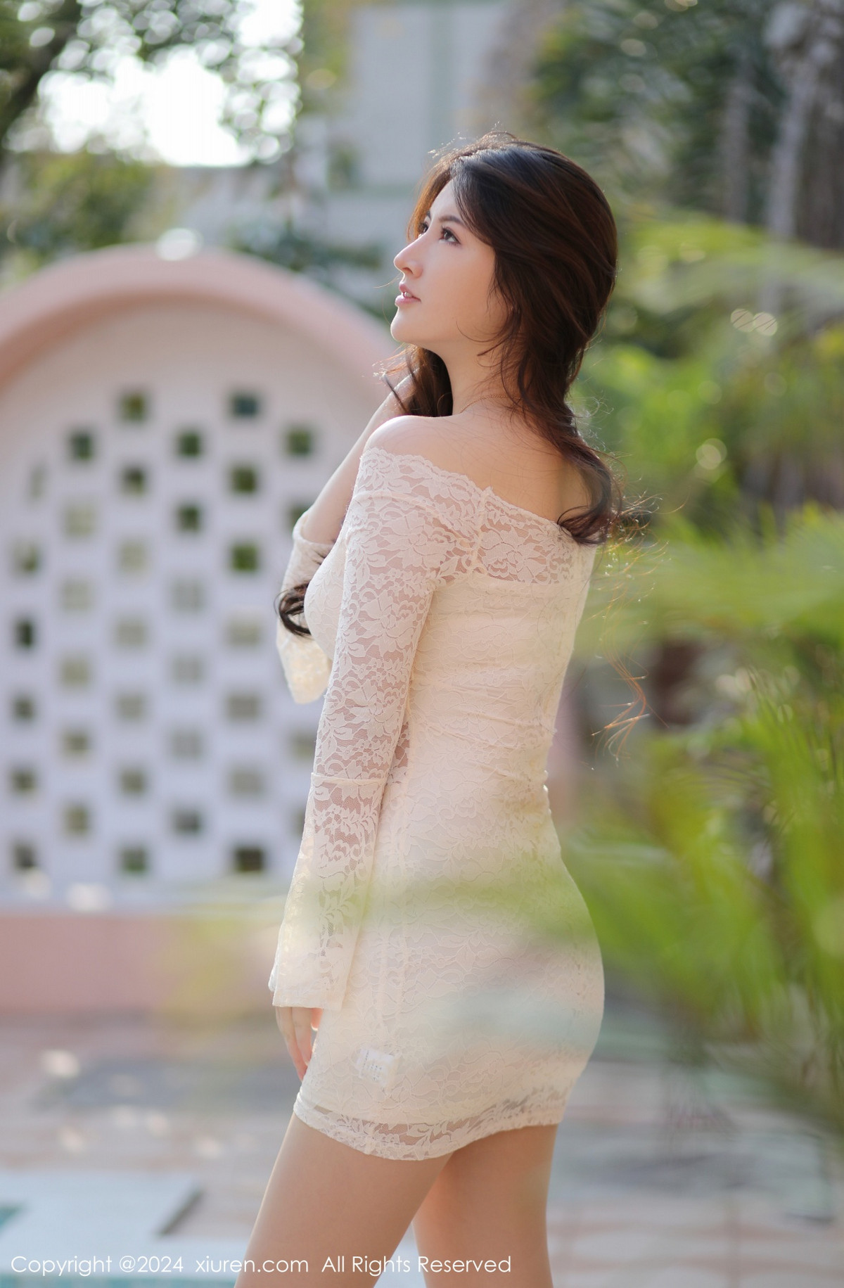 [XiuRen秀人网]No.8000_模特诗诗kiki性感白色露肩连衣裙配超薄肉丝秀惹火身材诱惑写真70PXiuren秀人写真高清美女套图写真下载-看套图看套图