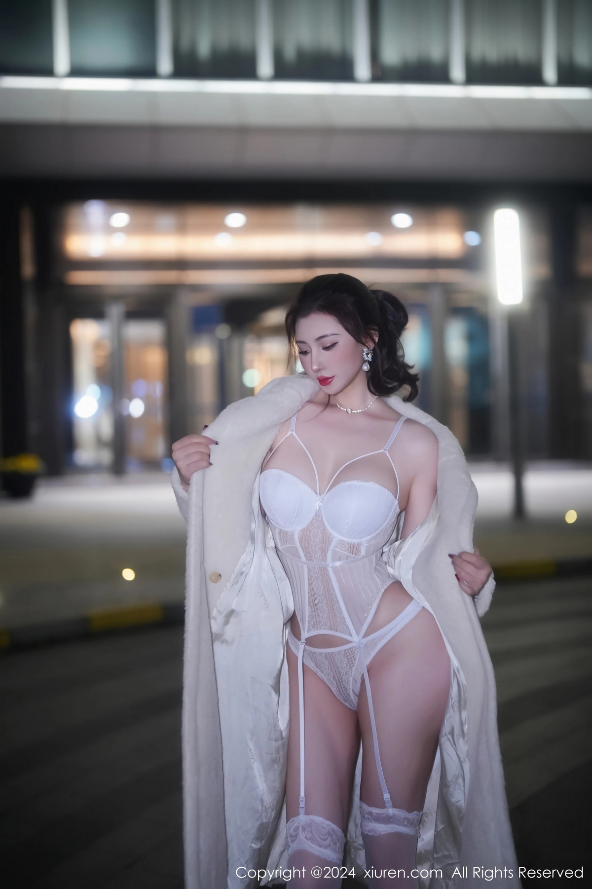 [XiuRen秀人网]No.7978_新人模特蕾蕾醒了没性感白色蕾丝情趣服饰配白丝吊袜诱惑写真75PXiuren秀人写真高清美女套图写真下载-看套图看套图