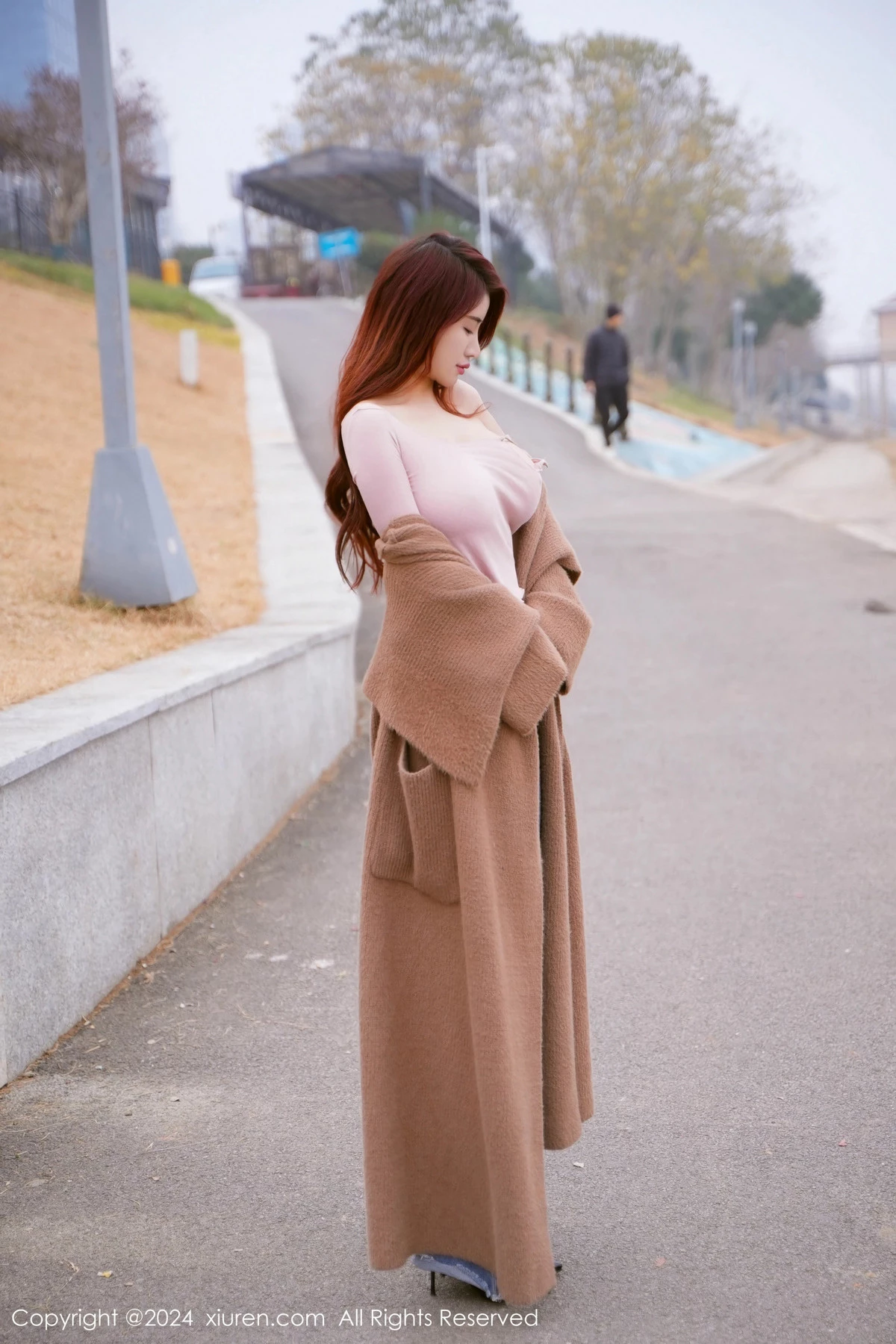 [XiuRen秀人网]No.8076_模特美七Mia户外性感粉色上衣配牛仔裤秀丰腴有致身材诱惑写真82PXiuren秀人写真高清美女套图写真下载-看套图看套图