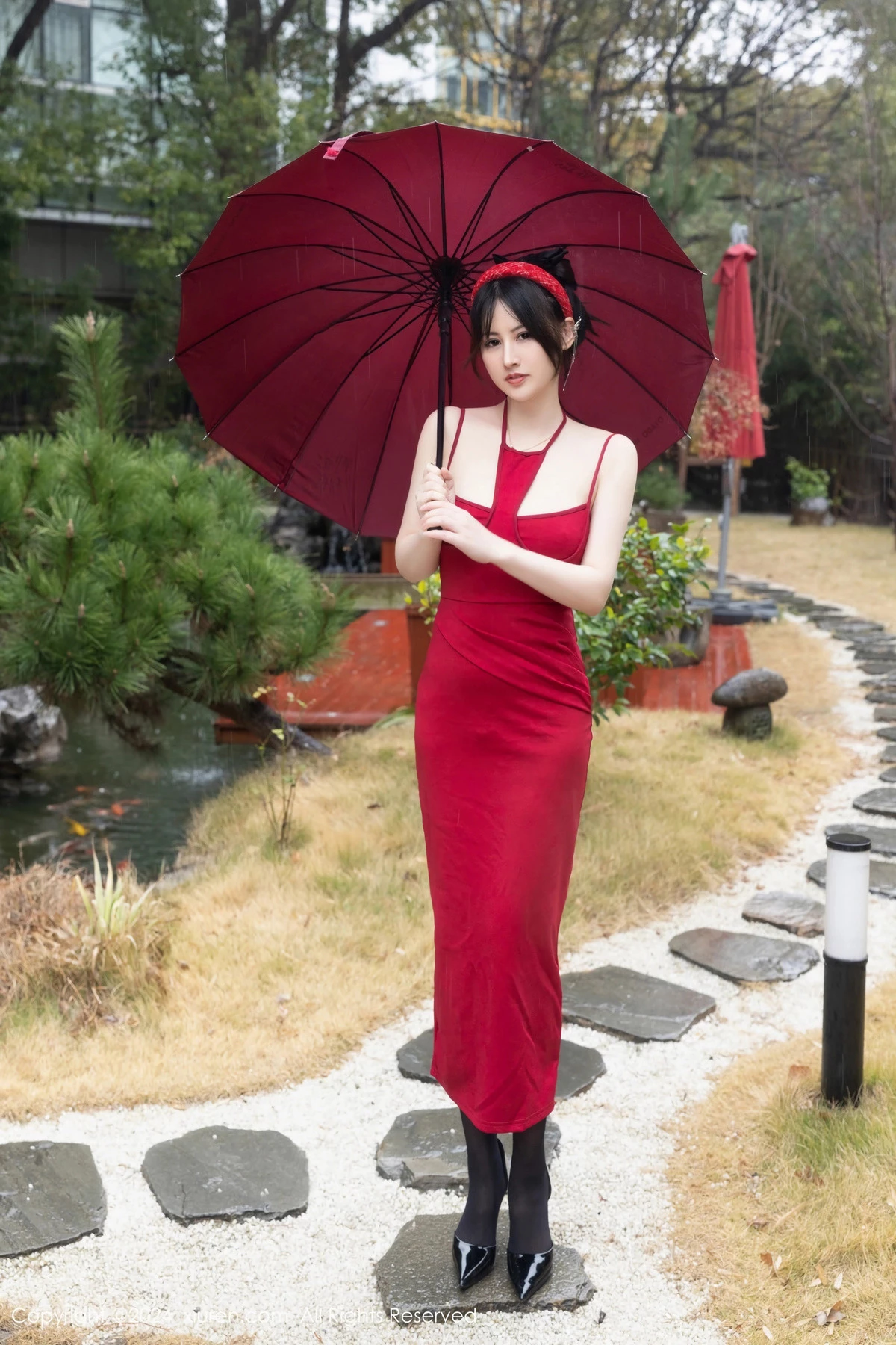 [XiuRen秀人网]No.8078_模特诗诗kiki新年主题性感红色情趣短裙配黑丝吊袜迷人诱惑写真78PXiuren秀人写真高清美女套图写真下载-看套图看套图