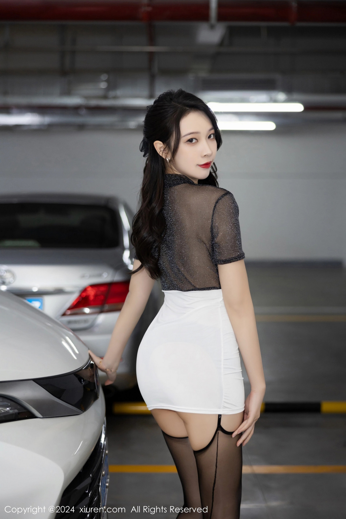 [XiuRen秀人网]No.8017_模特郑颖姗Bev黑色轻透上衣配白短裙露黑丝吊袜秀美腿诱惑写真82PXiuren秀人写真高清美女套图写真下载-看套图看套图