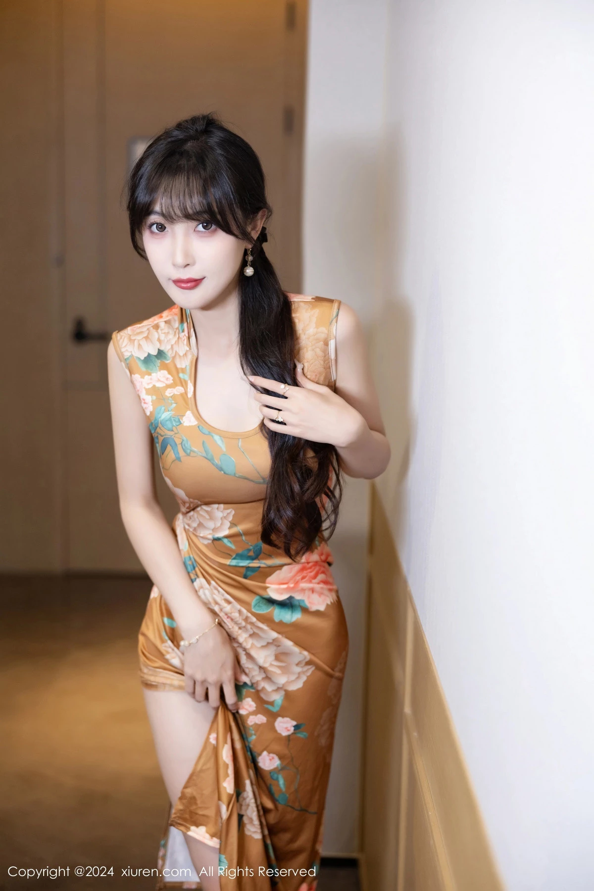 [XiuRen秀人网]No.8084_模特林星阑性感土黄色带图案旗袍服饰半脱秀曼妙身姿诱惑写真83PXiuren秀人写真高清美女套图写真下载-看套图看套图