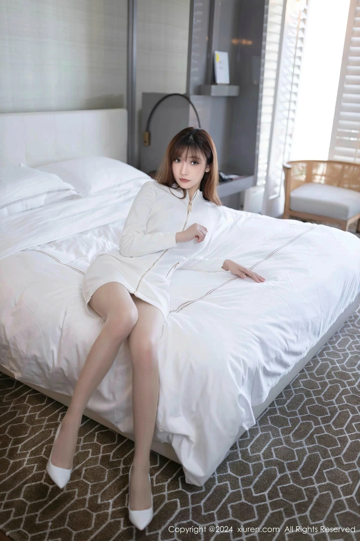 [XiuRen秀人网]No.8233_模特陆萱萱白色上衣露银色内衣配超薄肉丝秀柔美身姿诱惑写真80PXiuren秀人写真高清美女套图写真下载-看套图看套图