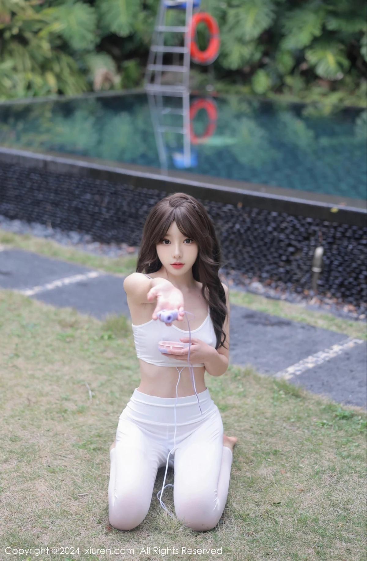 [XiuRen秀人网]No.8132_模特桃妖夭户外白色内衣配性感白色露臀裤秀曼妙身姿诱惑写真78PXiuren秀人写真高清美女套图写真下载-看套图看套图