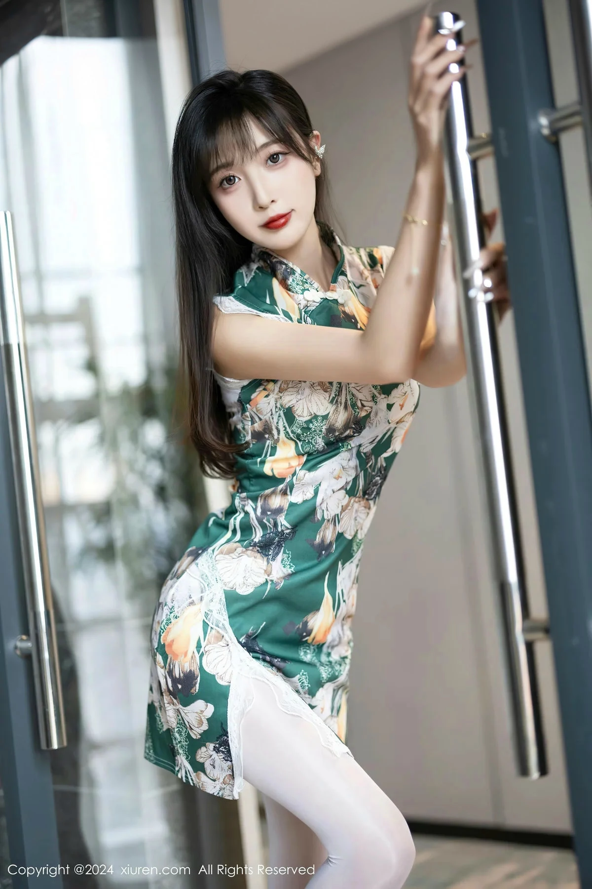 [XiuRen秀人网]No.8231_模特林星阑性感花色旗袍露白色内衣配开档白丝秀美腿诱惑写真84PXiuren秀人写真高清美女套图写真下载-看套图看套图