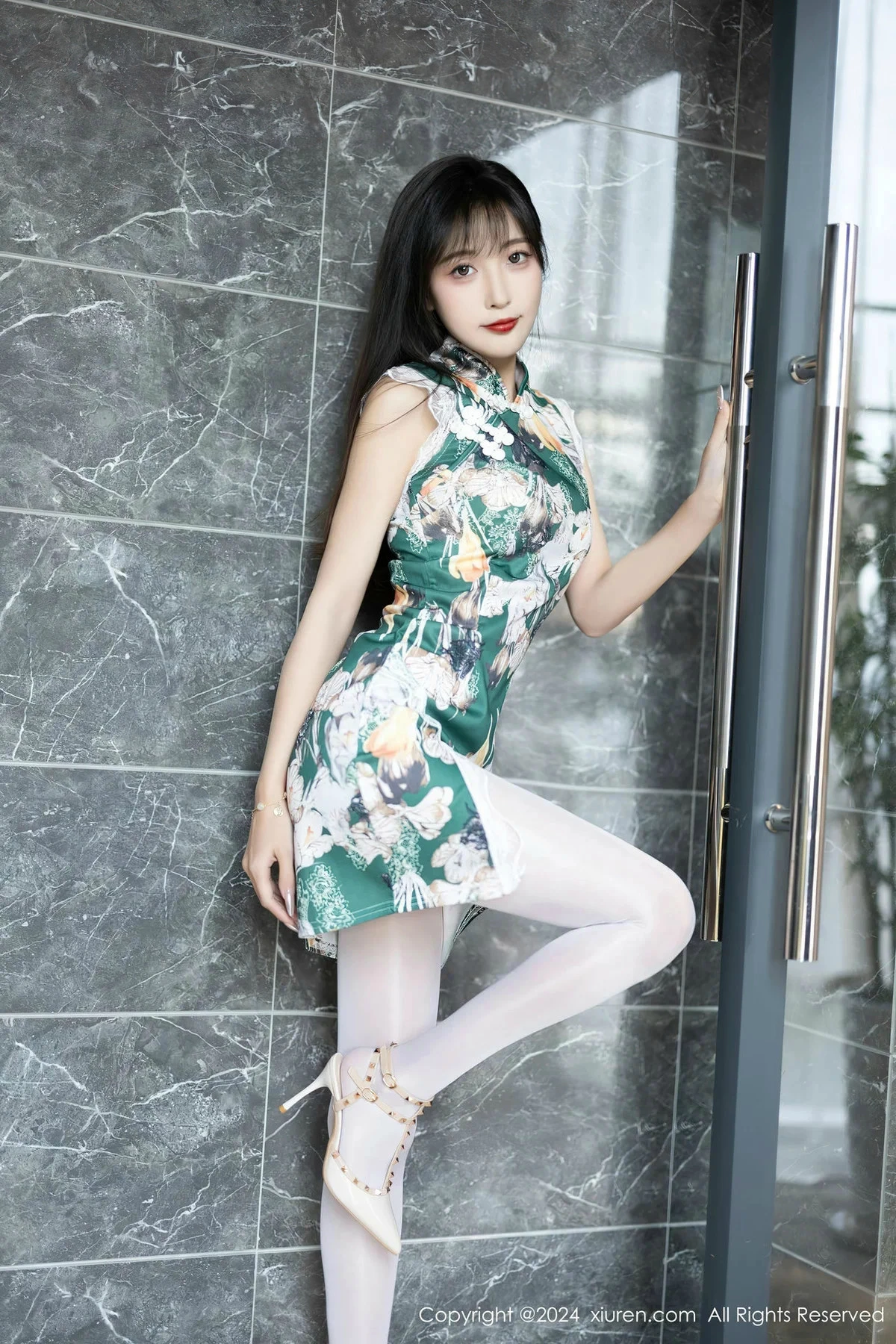 [XiuRen秀人网]No.8231_模特林星阑性感花色旗袍露白色内衣配开档白丝秀美腿诱惑写真84PXiuren秀人写真高清美女套图写真下载-看套图看套图