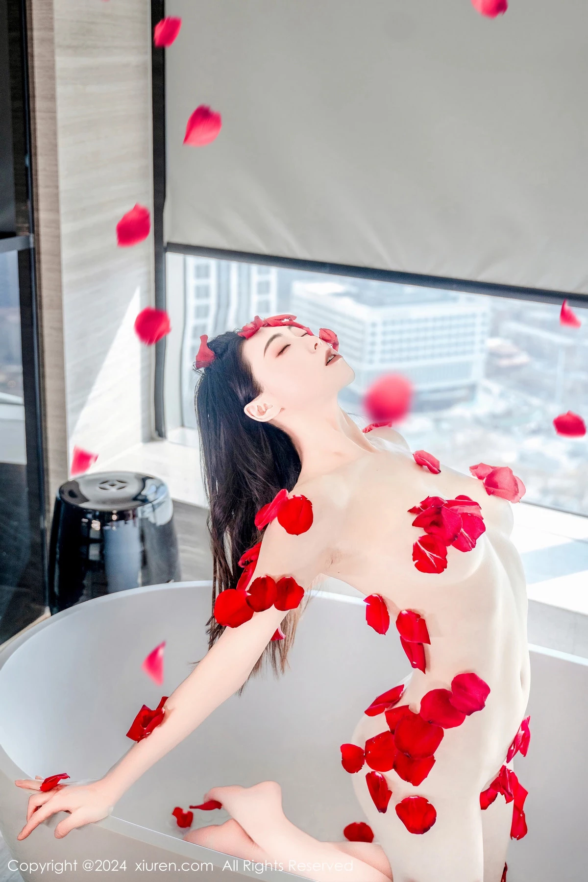 [XiuRen秀人网]No.8175_新人模特瑜伽喵私房浴室玫瑰花瓣浴秀魔鬼曲线撩人诱惑写真63PXiuren秀人写真高清美女套图写真下载-看套图看套图