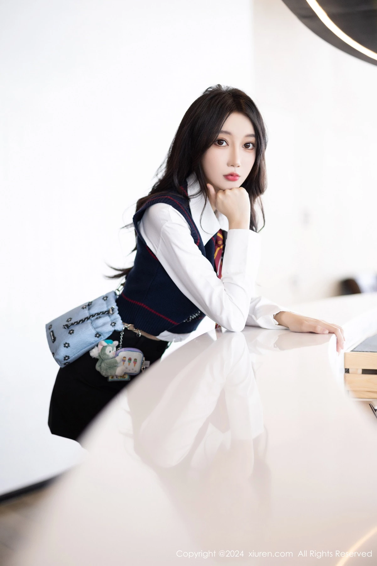 [XiuRen秀人网]No.8247_模特玥儿玥性感白衬衫配黑色短裙露紫色内衣配开档白丝迷人写真82PXiuren秀人写真高清美女套图写真下载-看套图看套图