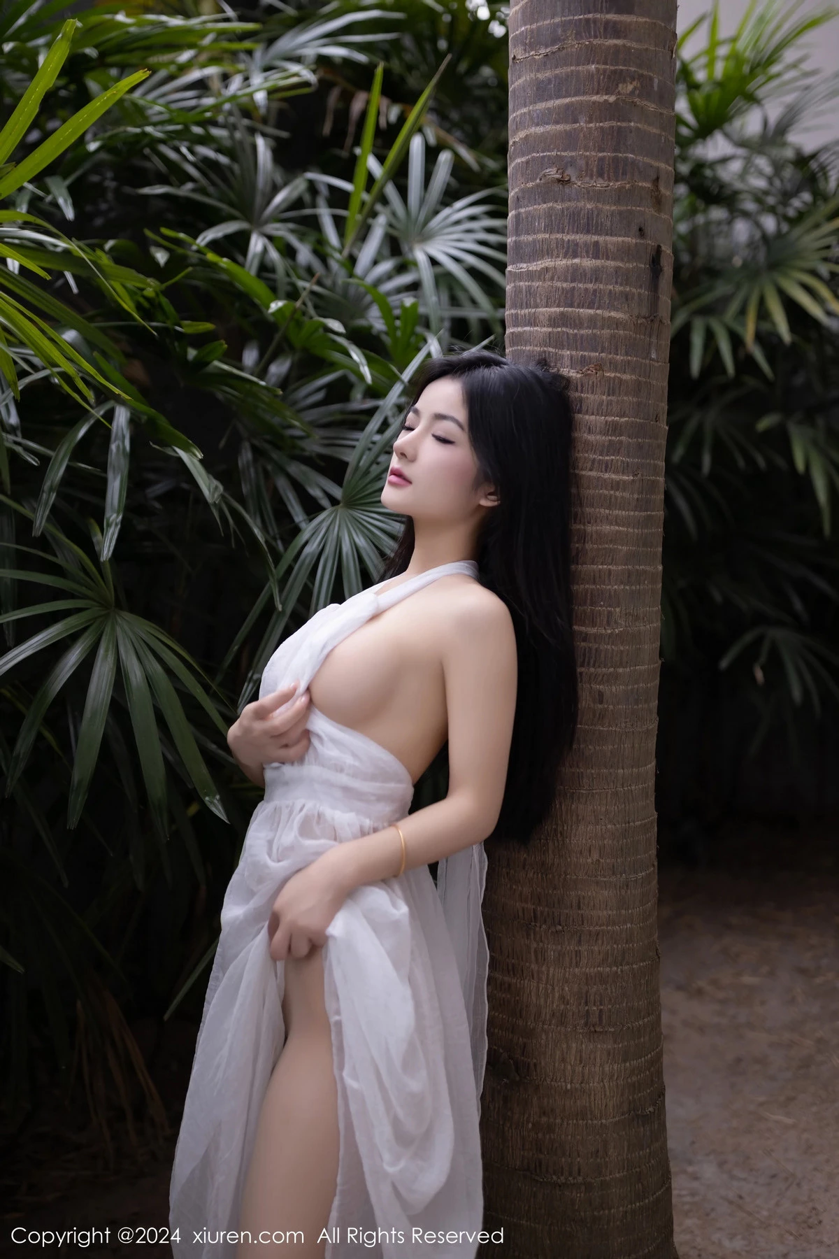 [XiuRen秀人网]No.8117_模特谭小灵性感白色连衣长裙配超薄无内肉丝秀惹火身材诱惑写真79PXiuren秀人写真高清美女套图写真下载-看套图看套图