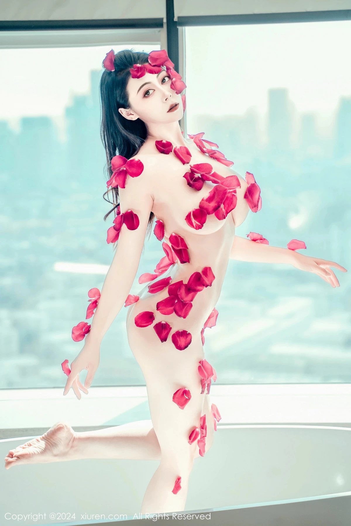 [XiuRen秀人网]No.8175_新人模特瑜伽喵私房浴室玫瑰花瓣浴秀魔鬼曲线撩人诱惑写真63PXiuren秀人写真高清美女套图写真下载-看套图看套图