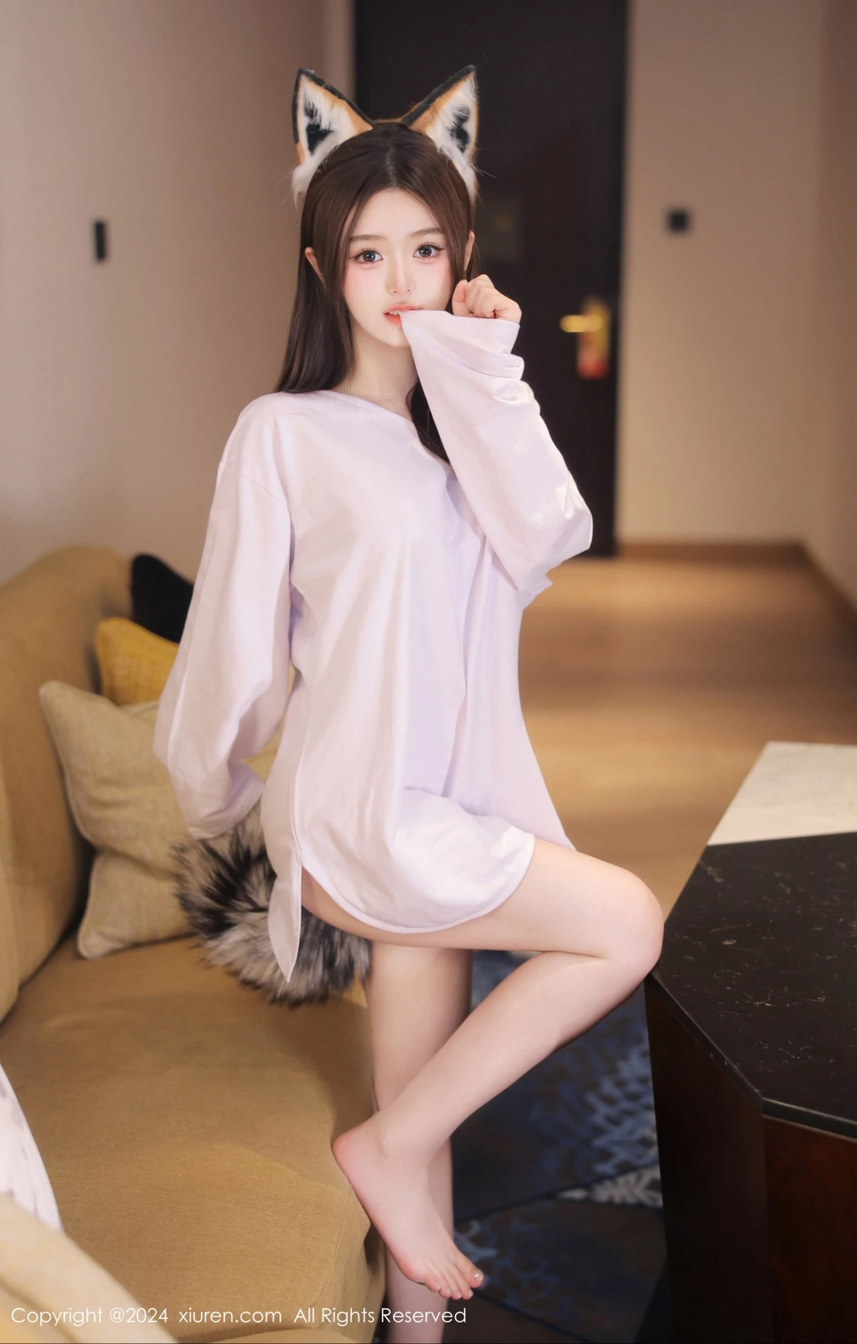 [XiuRen秀人网]No.8245_新人模特媃柔性感狐狸装扮白色上衣半脱秀惹火身材撩人诱惑写真87PXiuren秀人写真高清美女套图写真下载-看套图看套图