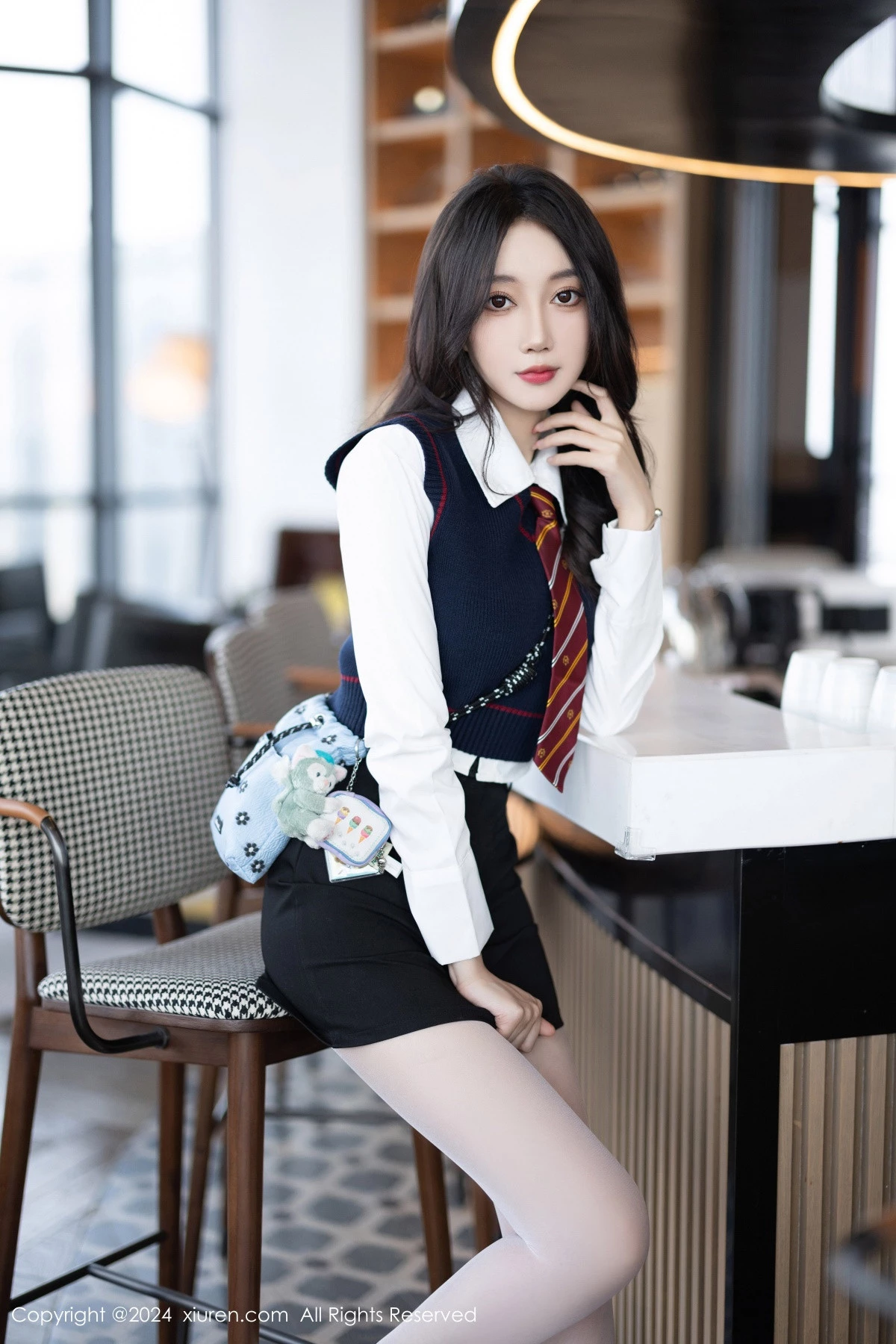 [XiuRen秀人网]No.8247_模特玥儿玥性感白衬衫配黑色短裙露紫色内衣配开档白丝迷人写真82PXiuren秀人写真高清美女套图写真下载-看套图看套图