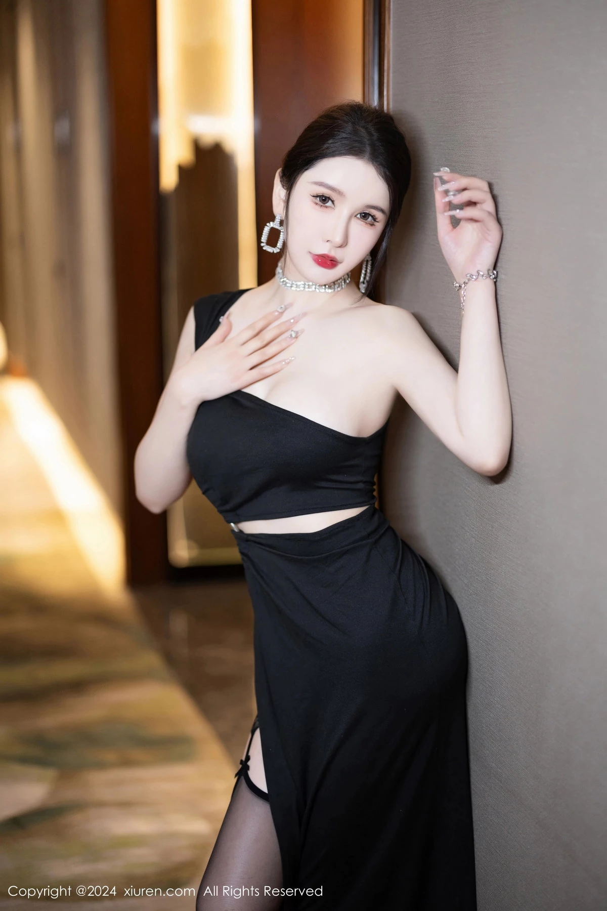 [XiuRen秀人网]No.8222_女神李丽莎性感黑色蕾丝连体服饰配黑丝袜秀完美身材诱惑写真72PXiuren秀人写真高清美女套图写真下载-看套图看套图