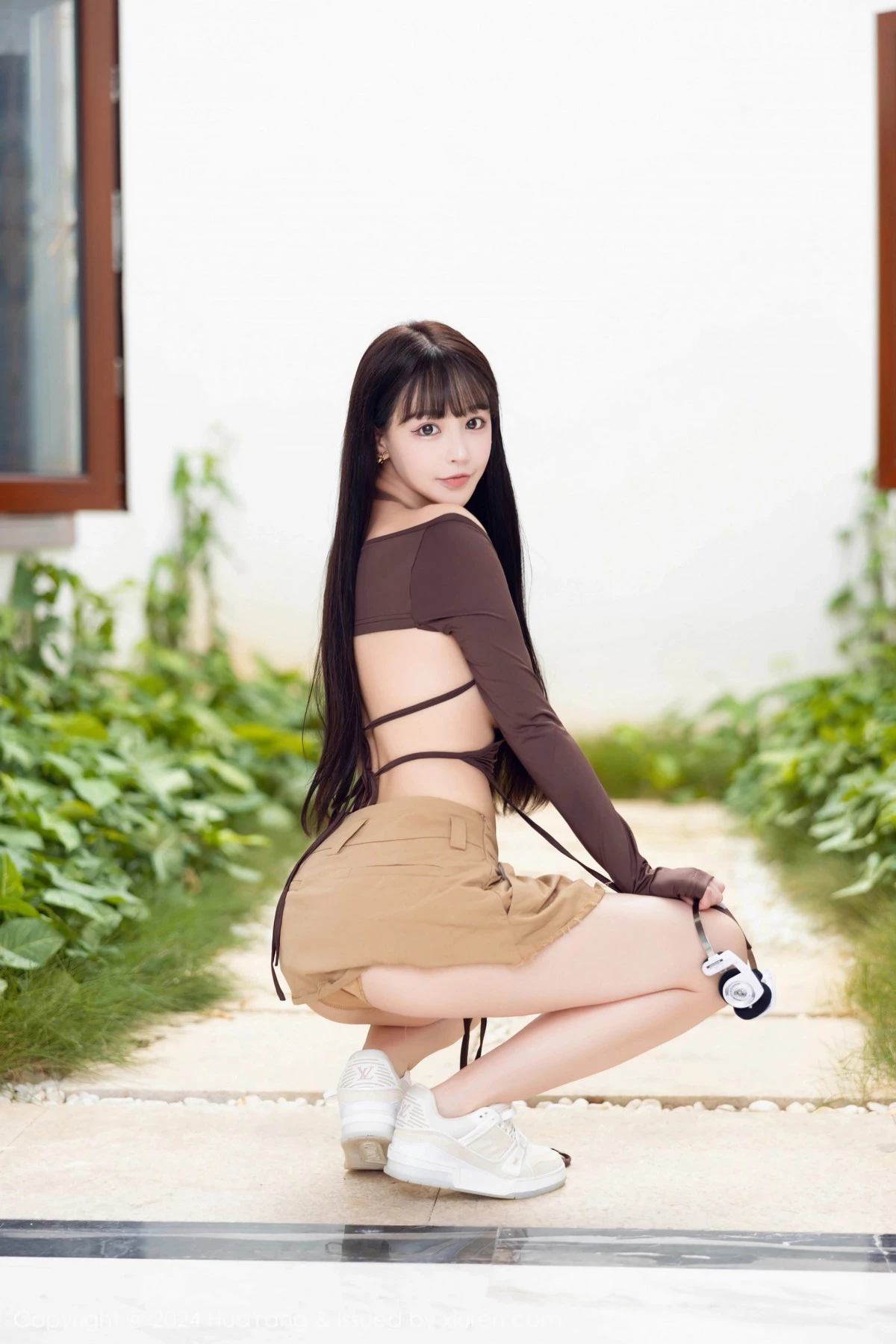 [HuaYang花漾]Vol.568_女神朱可儿Flora性感咖啡色时尚上衣配短裙秀丰满身材诱惑写真64PXiuren秀人写真高清美女套图写真下载-看套图看套图