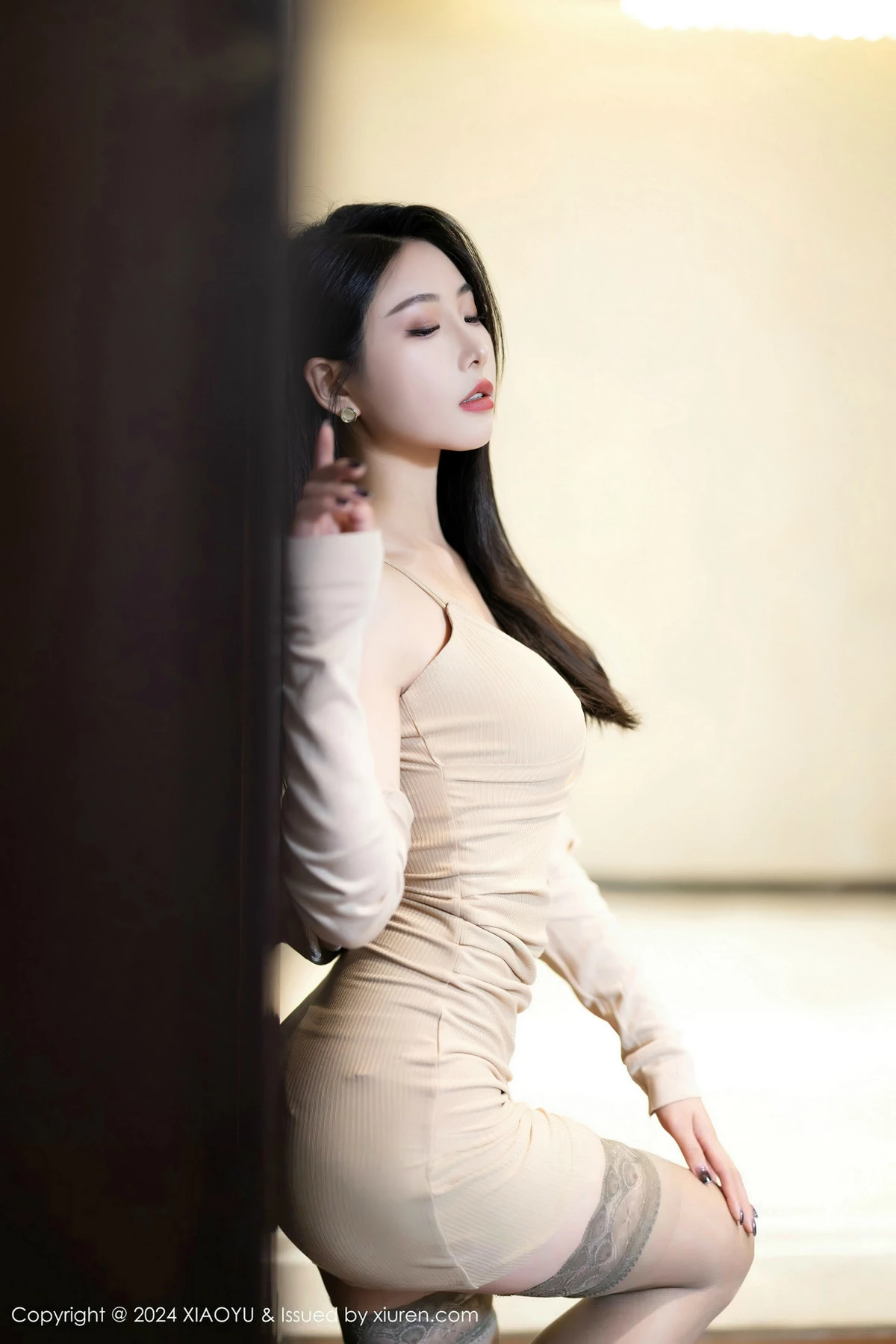 [XiaoYu画语界]Vol.1235_模特苏苏阿性感浅色露肩连衣短裙配灰色丝袜秀曼妙身姿诱惑写真86PXiuren秀人写真高清美女套图写真下载-看套图看套图