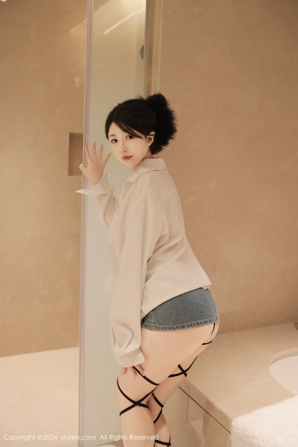 [XiuRen秀人网]No.8400_模特陈小花浴室性感白色轻透上衣配牛仔短裤秀曼妙身姿诱惑写真77PXiuren秀人写真高清美女套图写真下载-看套图看套图