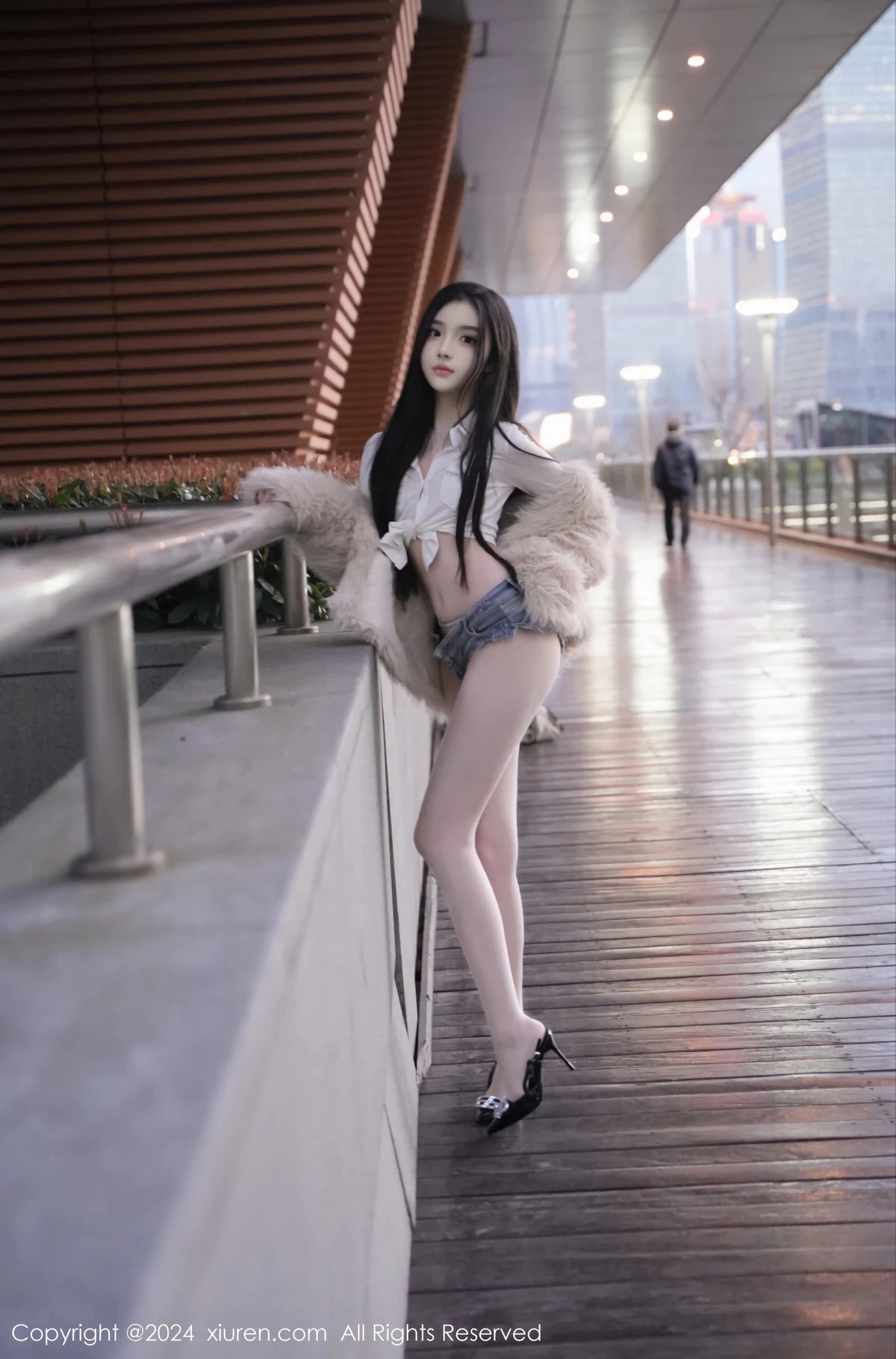 [XiuRen秀人网]No.8261_模特龙雪儿性感白色上衣配超短牛仔裤秀曼妙身姿撩人诱惑写真77PXiuren秀人写真高清美女套图写真下载-看套图看套图