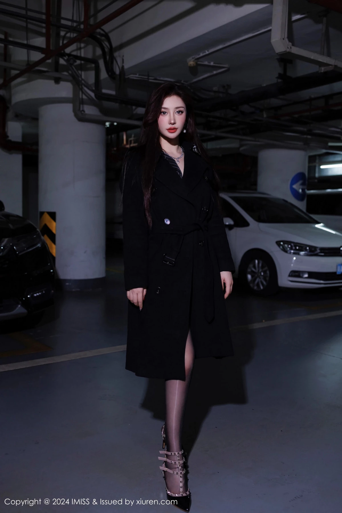 [IMISS爱蜜社]Vol.768_模特蕾蕾醒了没性感黑色收身服饰配闪亮黑丝秀丰腴身材诱惑写真60PXiuren秀人写真高清美女套图写真下载-看套图看套图