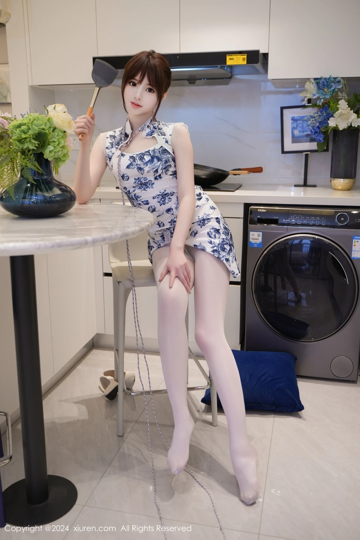 [XiuRen秀人网]No.8255_模特梦灵儿Mini性感青色轻透旗袍配原色丝袜秀惹火身材诱惑写真77PXiuren秀人写真高清美女套图写真下载-看套图看套图