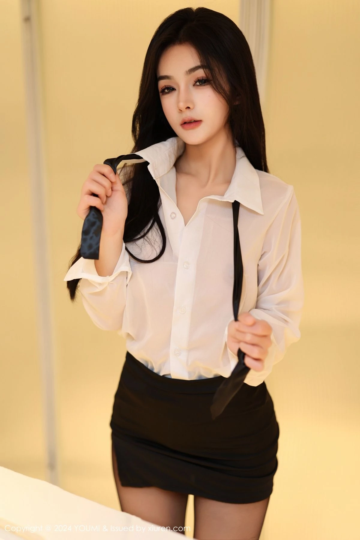 [YouMi尤蜜荟]Vol.1050_模特谭小灵性感薄透白T配黑短裙露超薄黑丝秀翘臀美腿诱惑写真90PXiuren秀人写真高清美女套图写真下载-看套图看套图