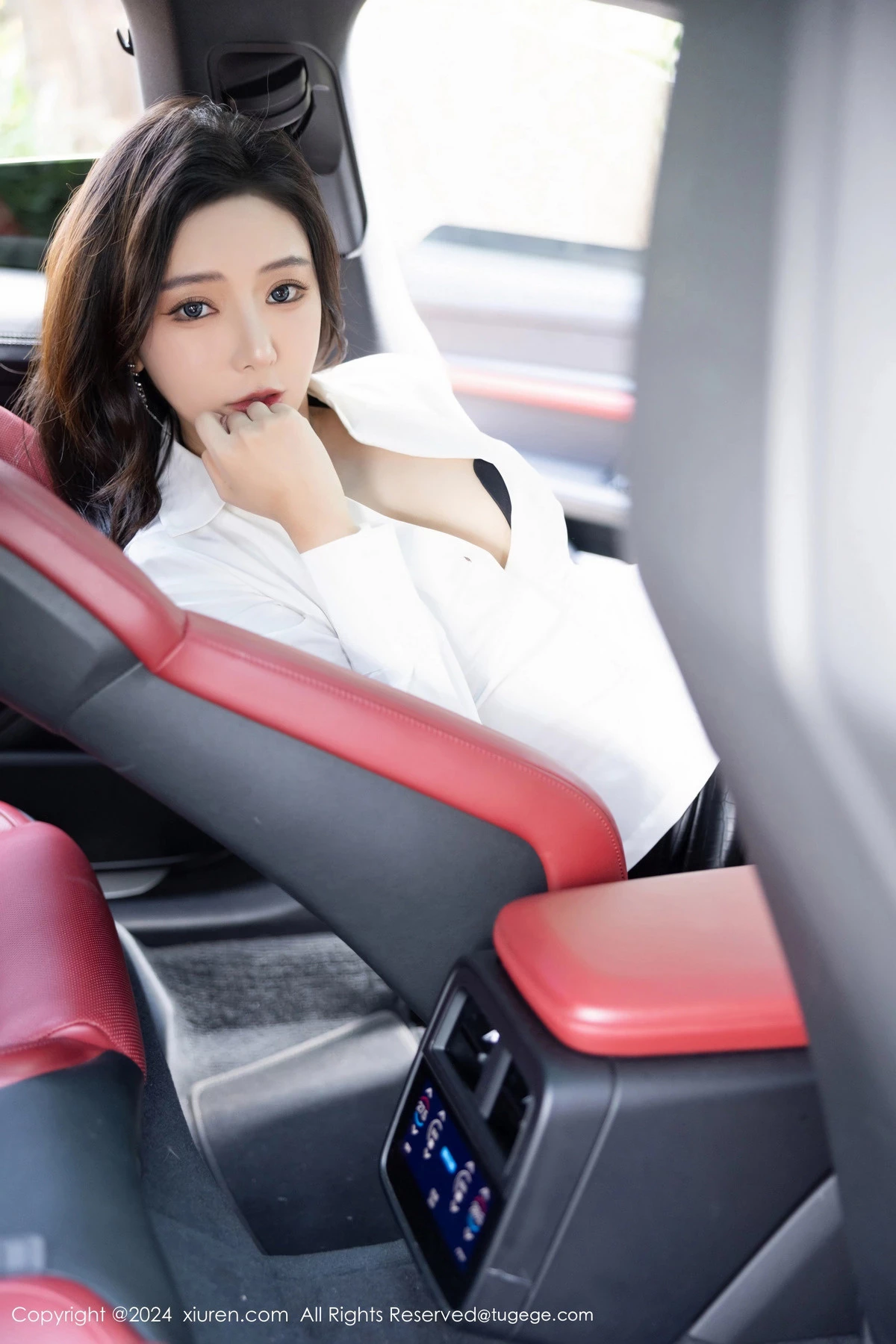 [XiuRen秀人网]No.8314_女神王馨瑶yanni性感白衬衫配黑短裙露超薄黑丝秀美腿诱惑写真80PXiuren秀人写真高清美女套图写真下载-看套图看套图