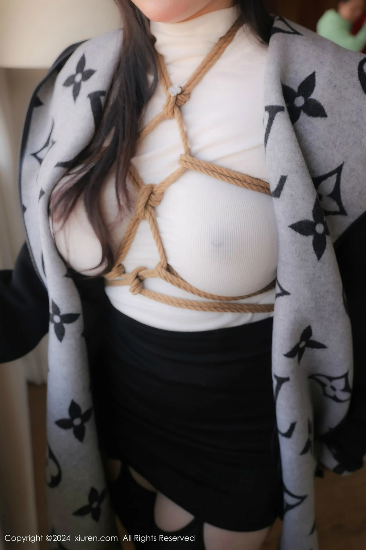 [XiuRen秀人网]No.8390_模特白茹雪私房捆绑艺白色轻透衣配黑丝吊袜秀丰腴身材诱惑写真90PXiuren秀人写真高清美女套图写真下载-看套图看套图