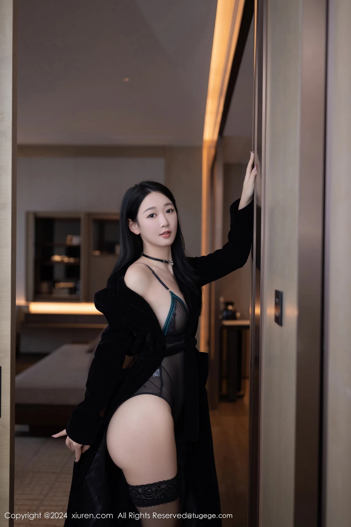 [XiuRen秀人网]No.8326_模特唐安琪黑色外衣露性感黑色薄纱连体衣配黑丝袜极致魅惑写真81PXiuren秀人写真高清美女套图写真下载-看套图看套图