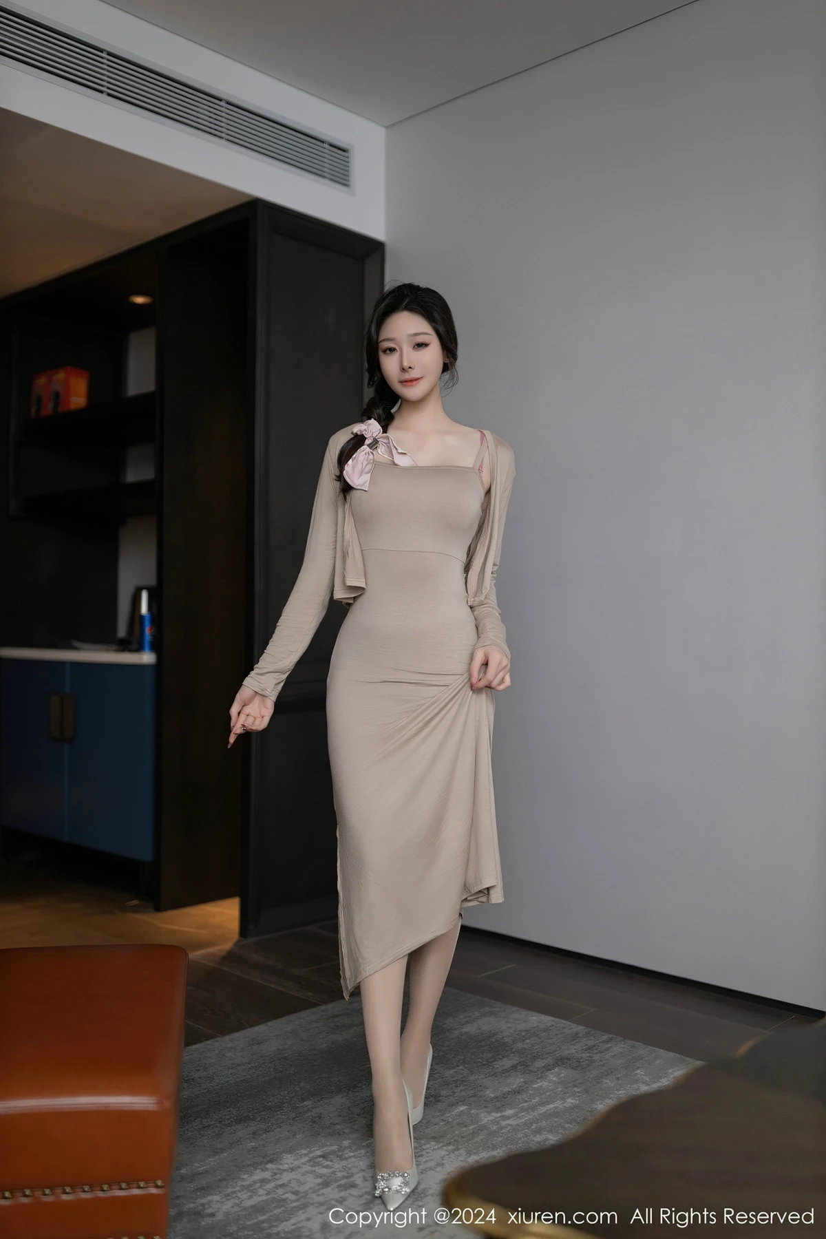 [XiuRen秀人网]No.8417_模特小逗逗性感轻透连衣长裙配超薄肉丝秀曼妙身姿惹火诱惑写真84PXiuren秀人写真高清美女套图写真下载-看套图看套图