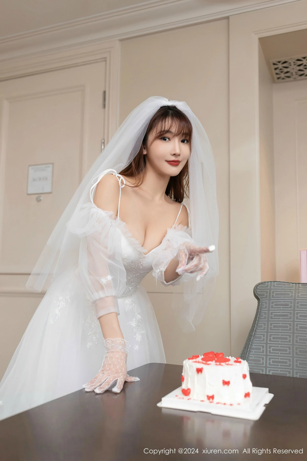 [XiuRen秀人网]No.8418_模特陆萱萱性感白色婚纱配超薄肉丝半脱秀惹火身材撩人诱惑写真80PXiuren秀人写真高清美女套图写真下载-看套图看套图