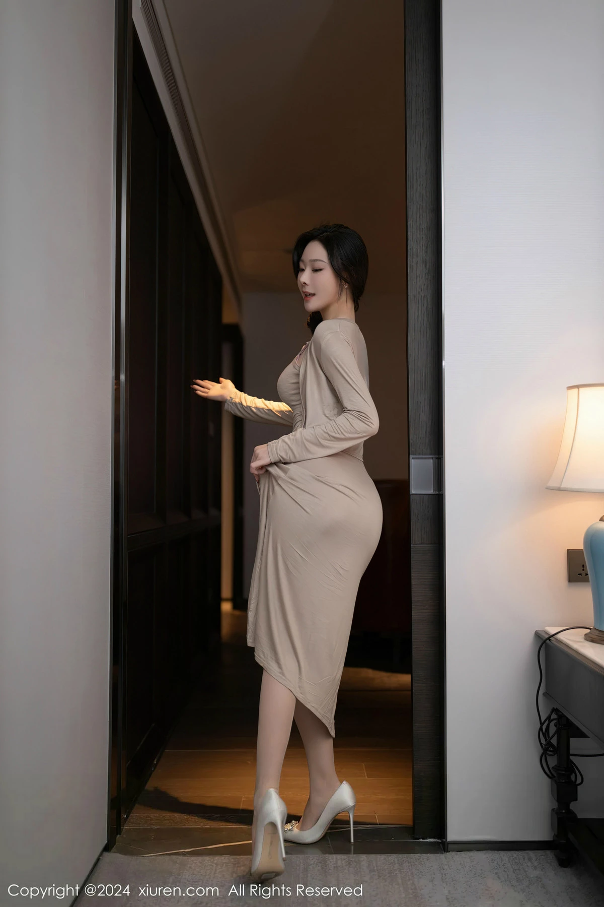 [XiuRen秀人网]No.8417_模特小逗逗性感轻透连衣长裙配超薄肉丝秀曼妙身姿惹火诱惑写真84PXiuren秀人写真高清美女套图写真下载-看套图看套图