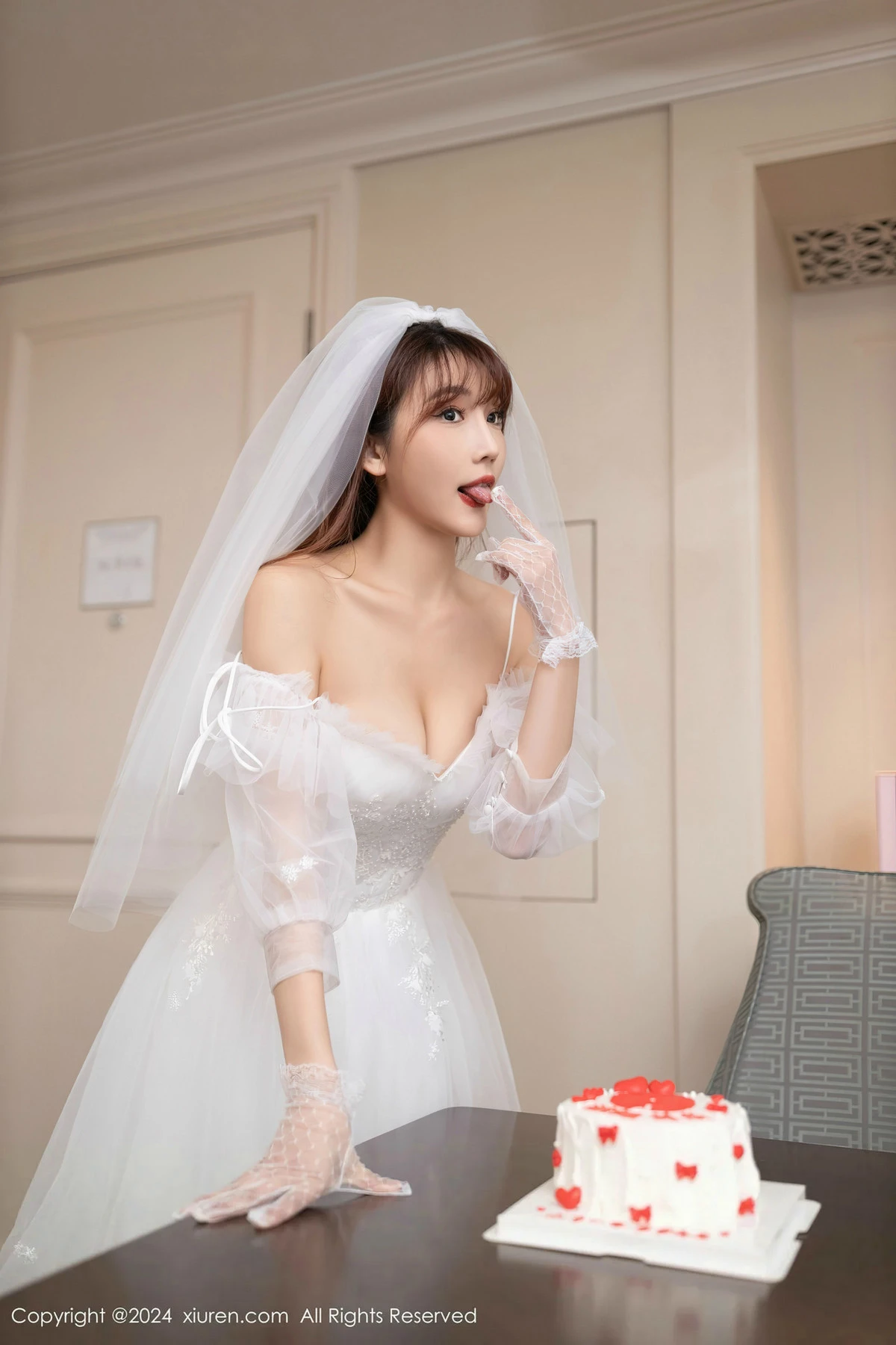 [XiuRen秀人网]No.8418_模特陆萱萱性感白色婚纱配超薄肉丝半脱秀惹火身材撩人诱惑写真80PXiuren秀人写真高清美女套图写真下载-看套图看套图