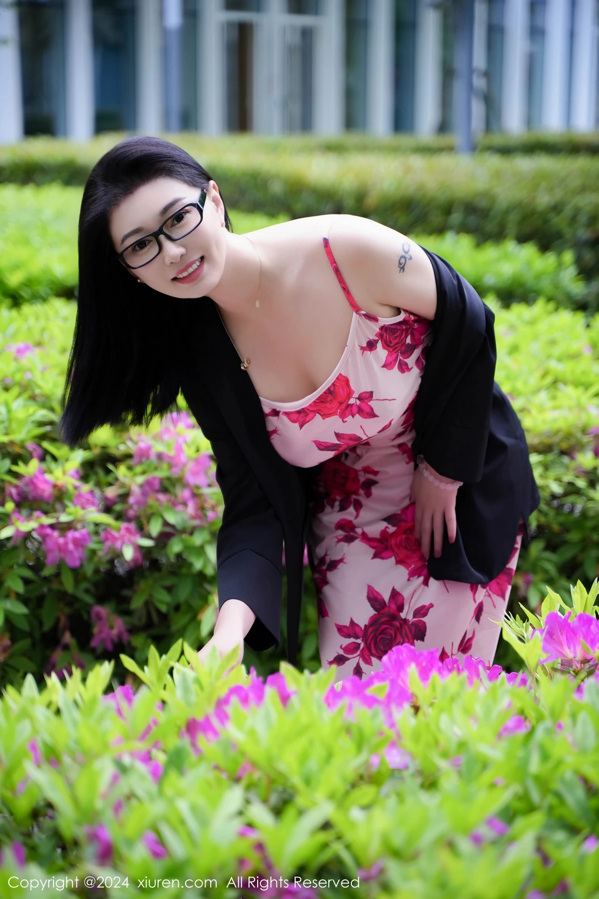 [XiuRen秀人网]No.8468_模特雅茹老师厨房场景性感红色图案长裙秀柔美身姿完美诱惑写真79PXiuren秀人写真高清美女套图写真下载-看套图看套图